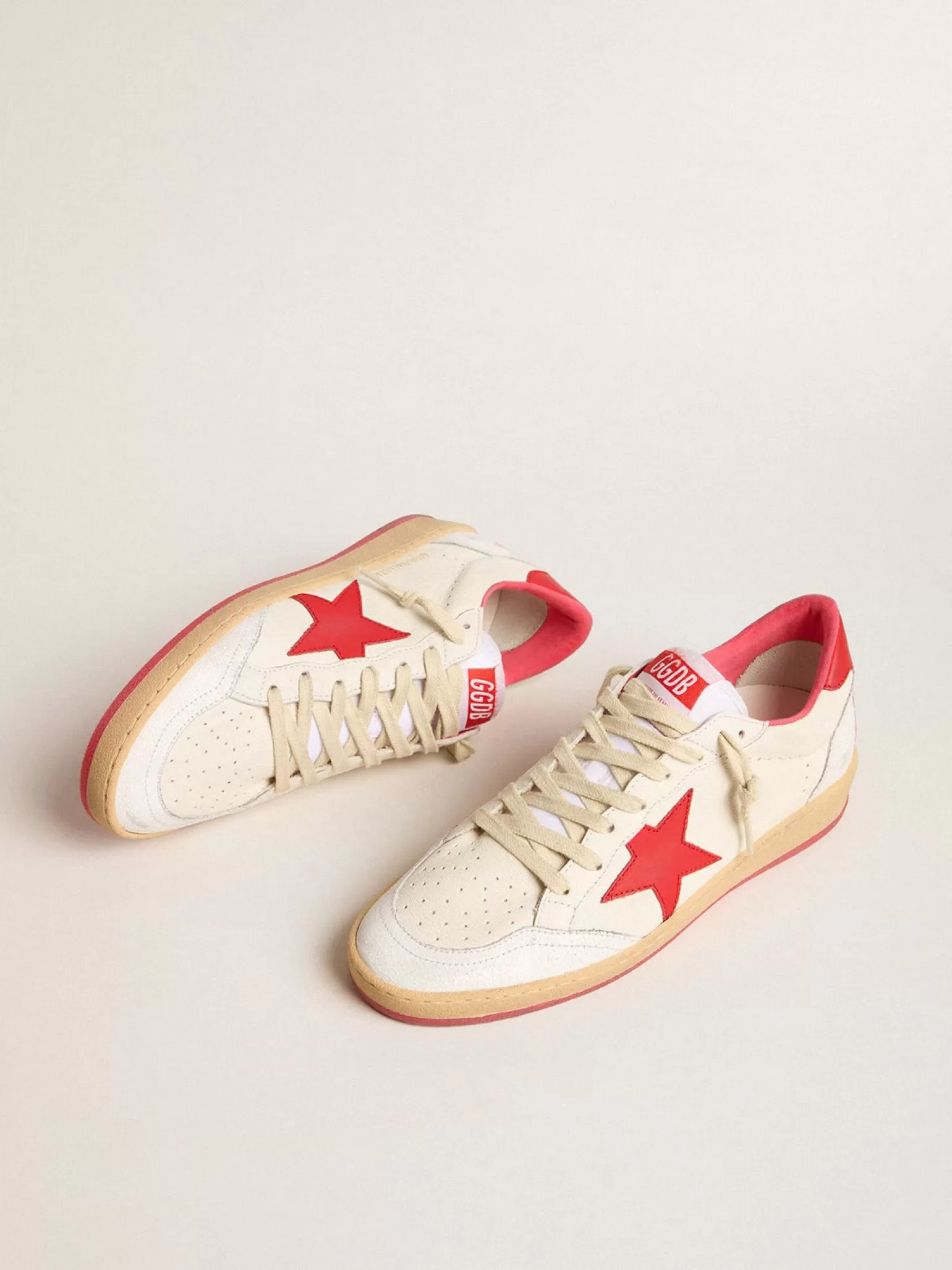 Shop Ball Star Wishes Masculino de couro branco com estrela e talão vermelhos Ball Star