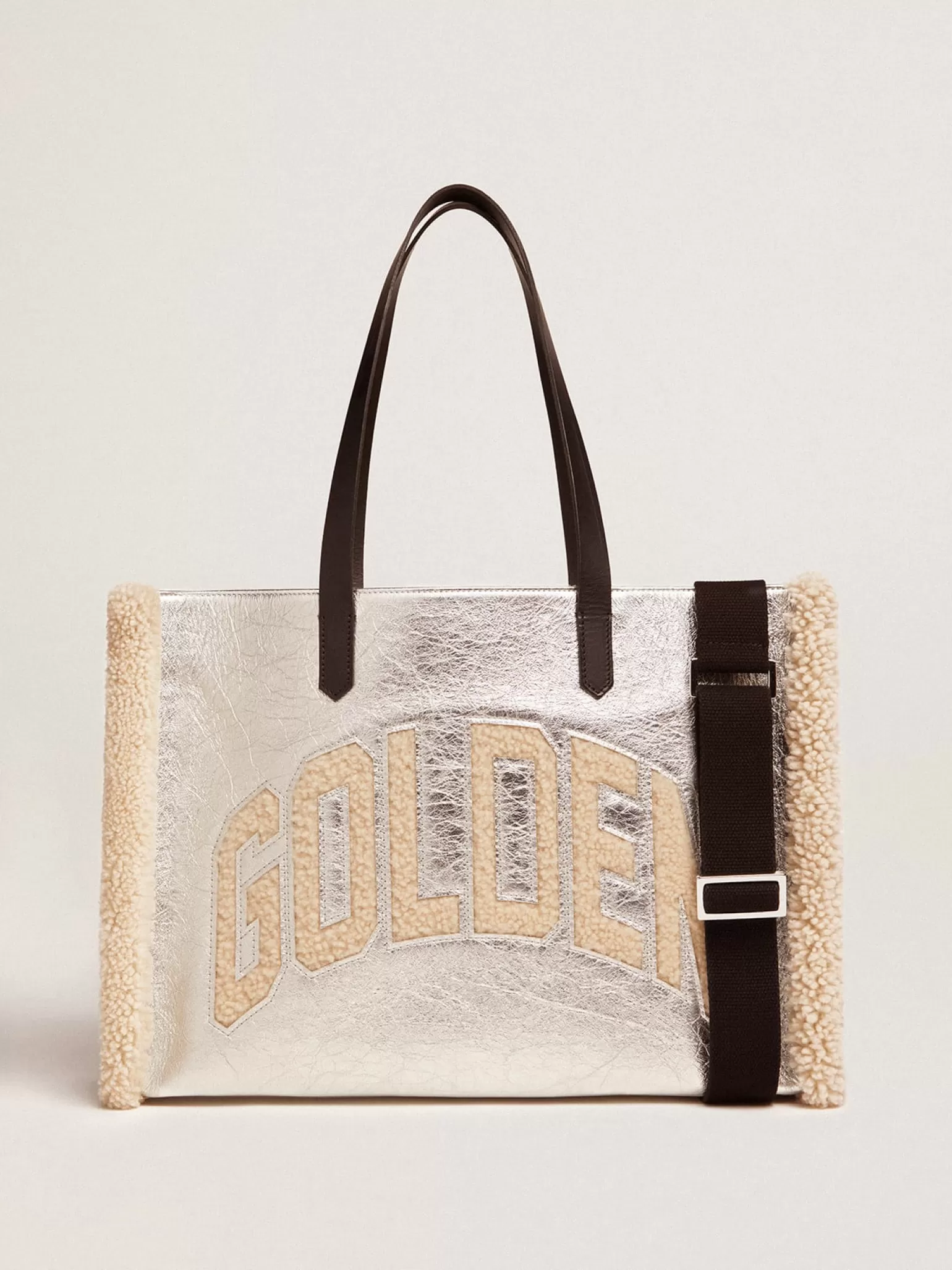 Shop Bolsa California feminina East-West de couro prateado e inserções de lã MULHER Bolsas de ombro | Bolsas de mão