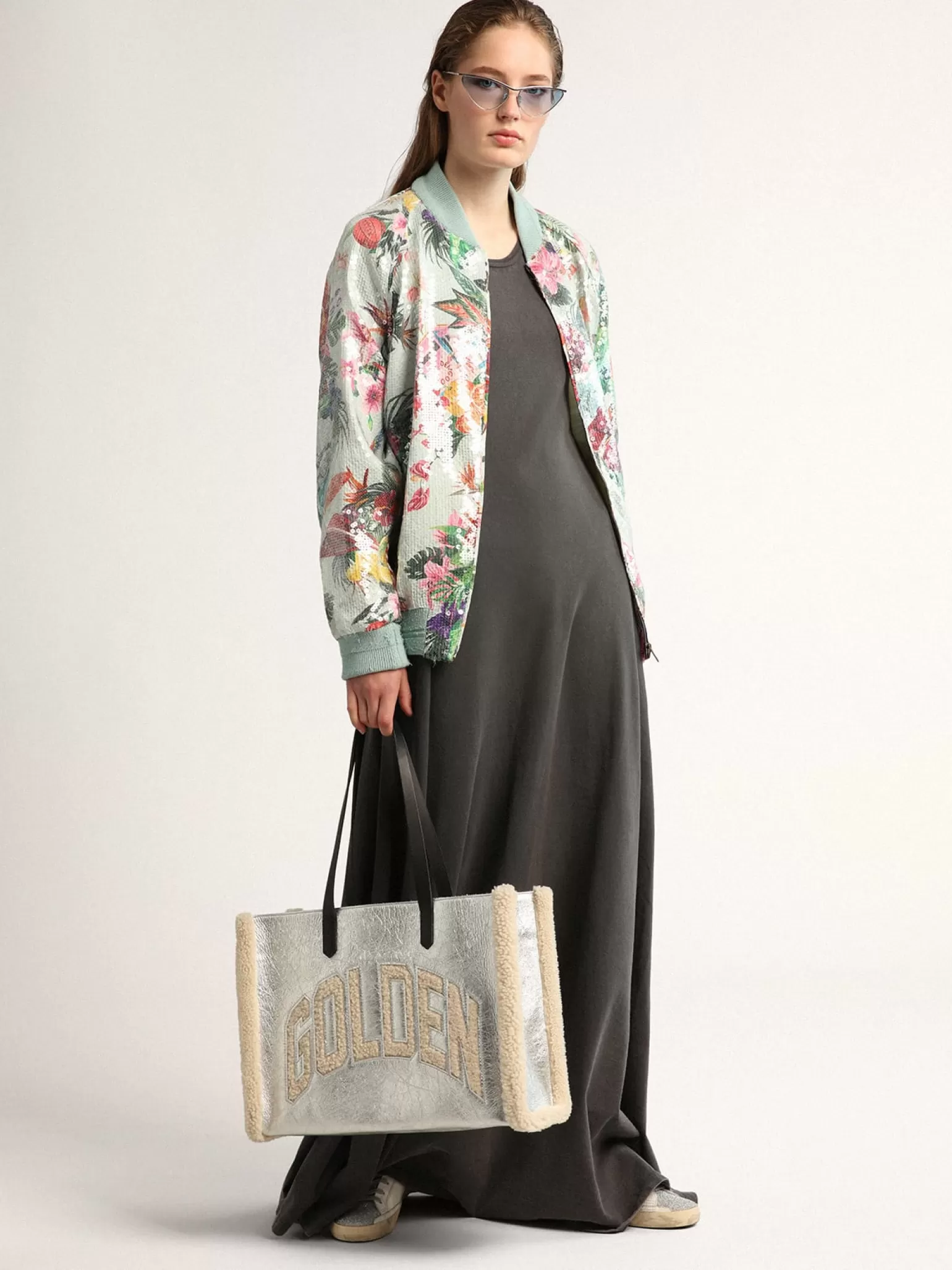 Shop Bolsa California feminina East-West de couro prateado e inserções de lã MULHER Bolsas de ombro | Bolsas de mão