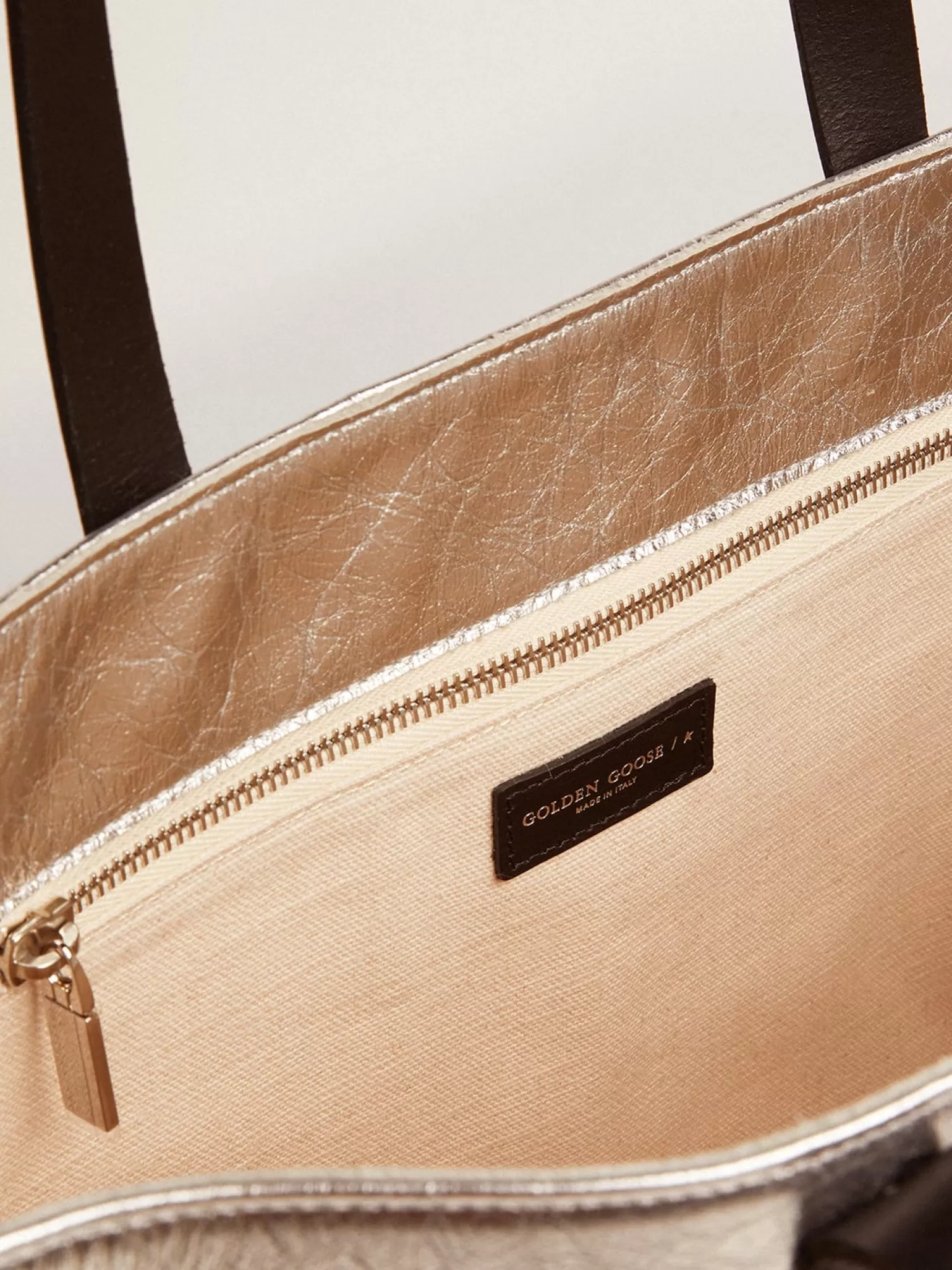 Shop Bolsa California feminina East-West de couro prateado e inserções de lã MULHER Bolsas de ombro | Bolsas de mão