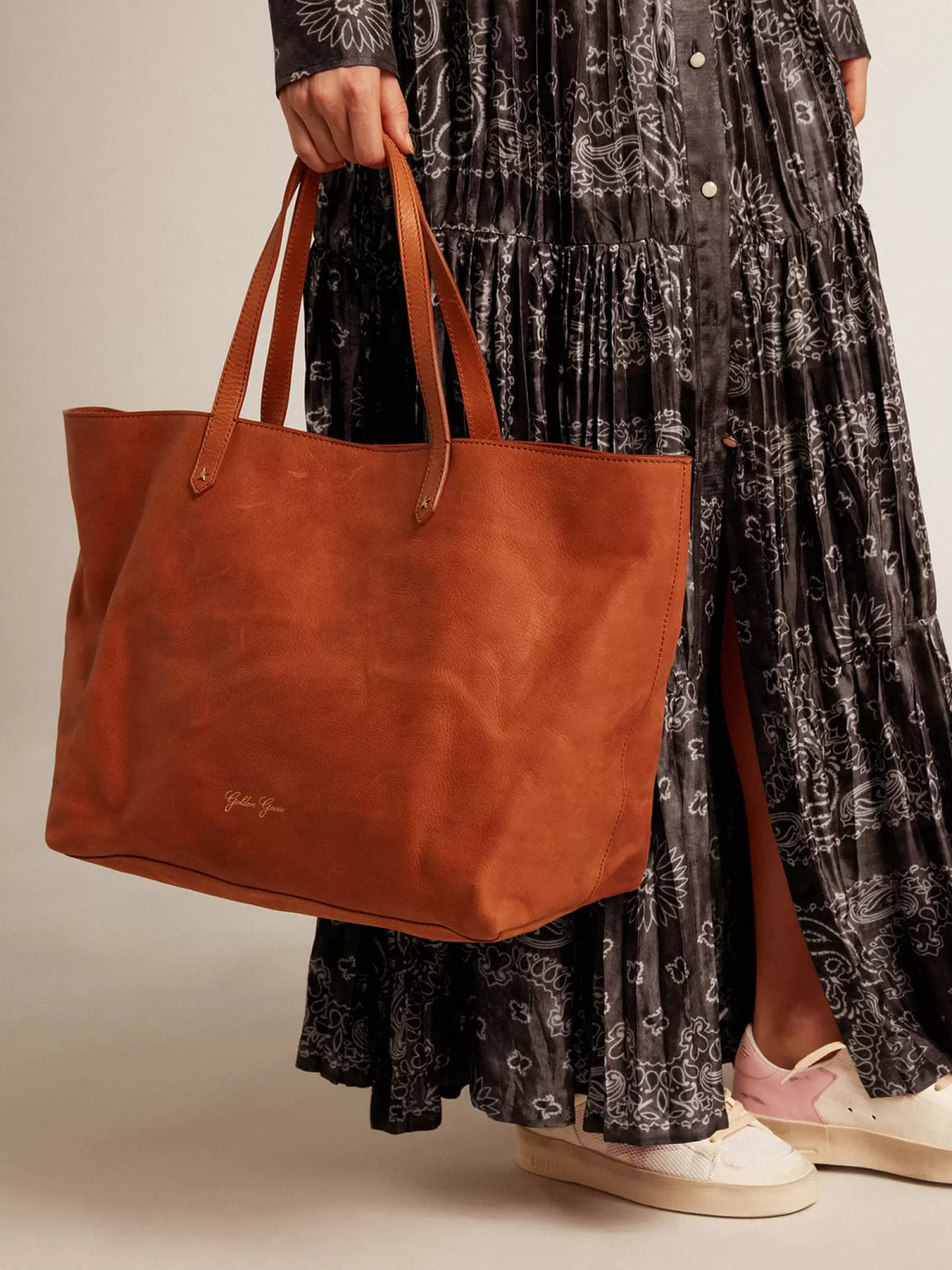 Sale Bolsa Pasadena de couro marrom brilhante com logo dourado na frente MULHER Bolsas de ombro | Bolsas de mão