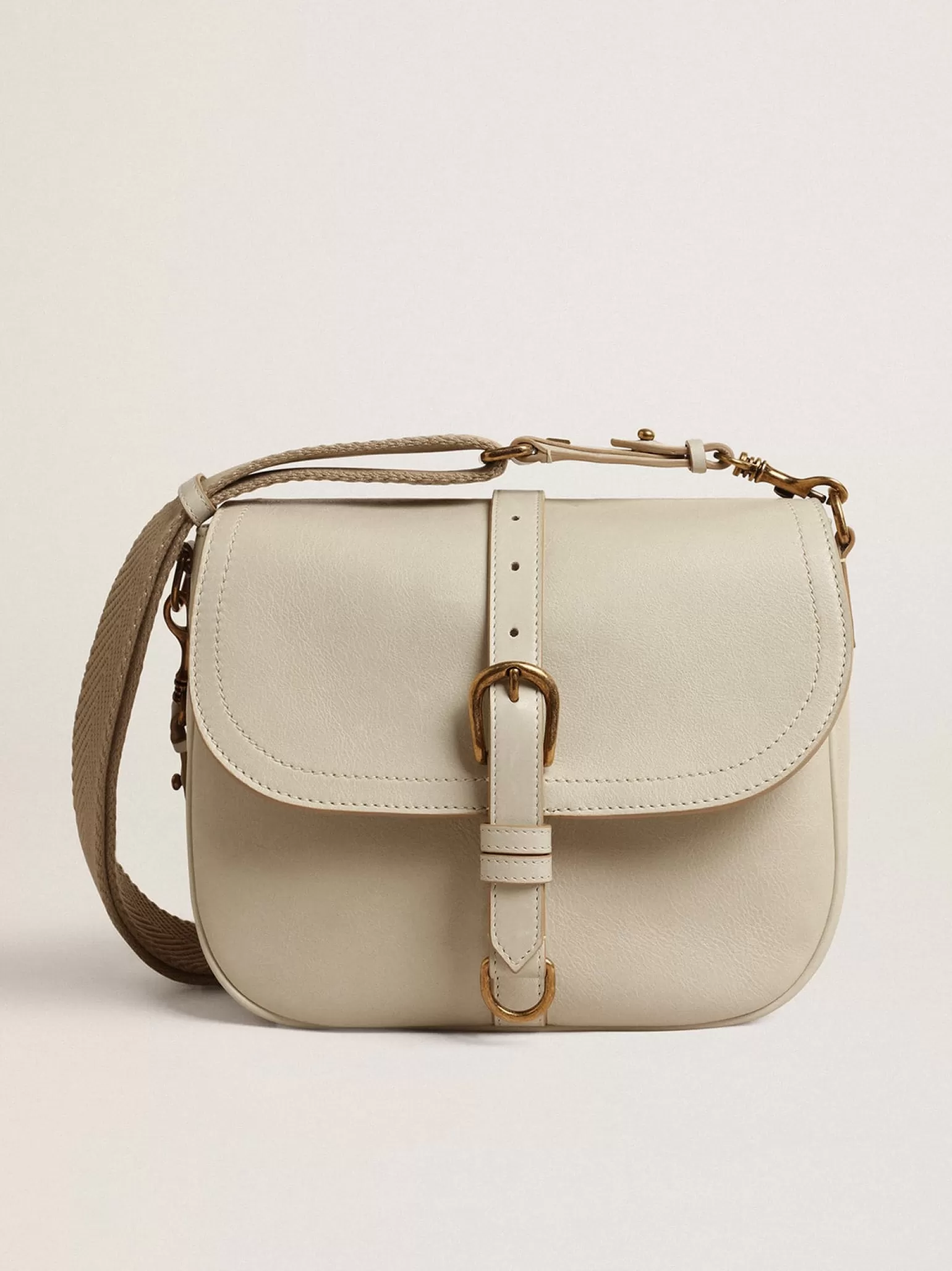 Shop Bolsa Sally média de couro cor porcelana com fivela e alça de ombro em contraste MULHER Bolsas tiracolo