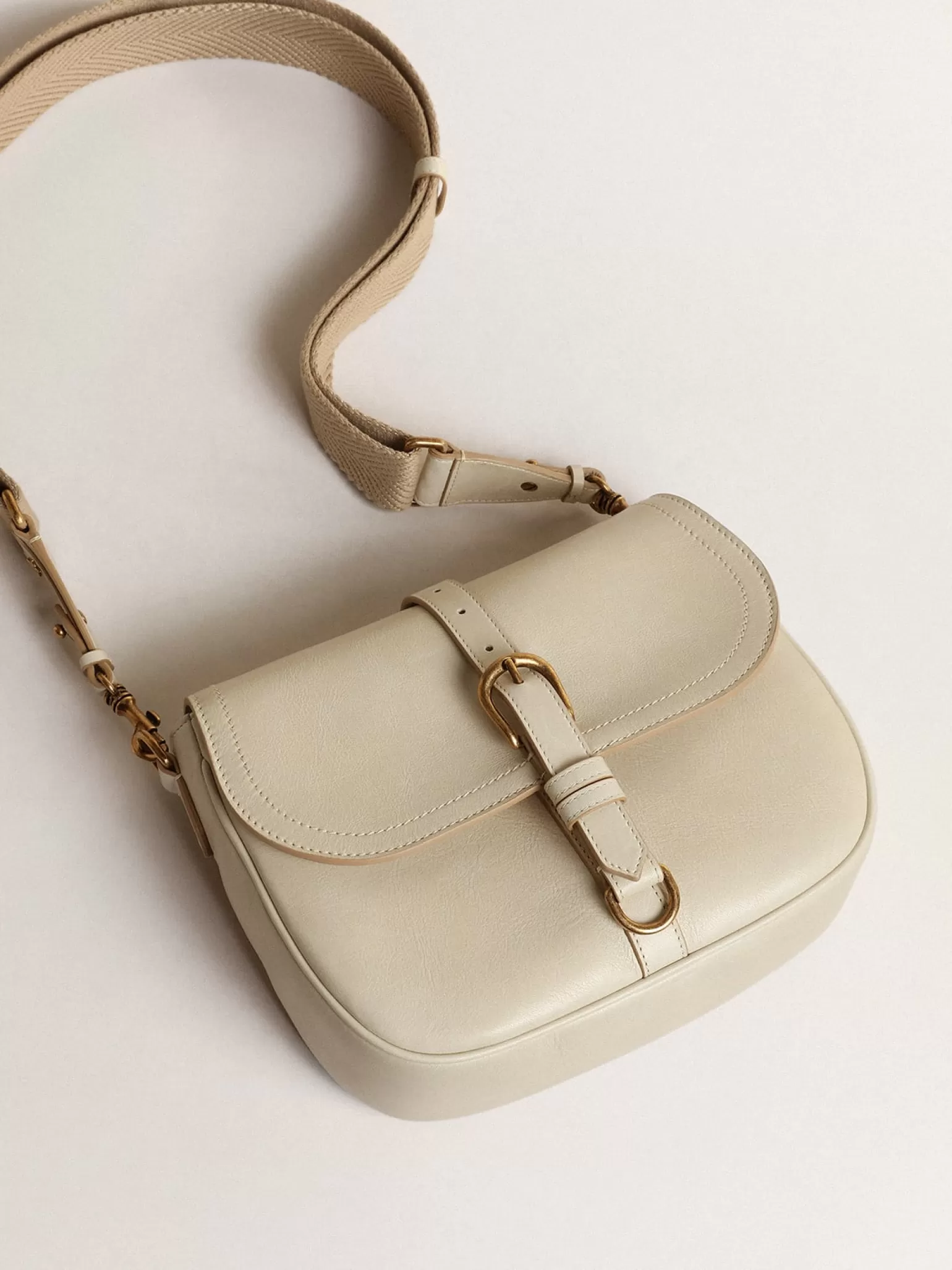 Shop Bolsa Sally média de couro cor porcelana com fivela e alça de ombro em contraste MULHER Bolsas tiracolo