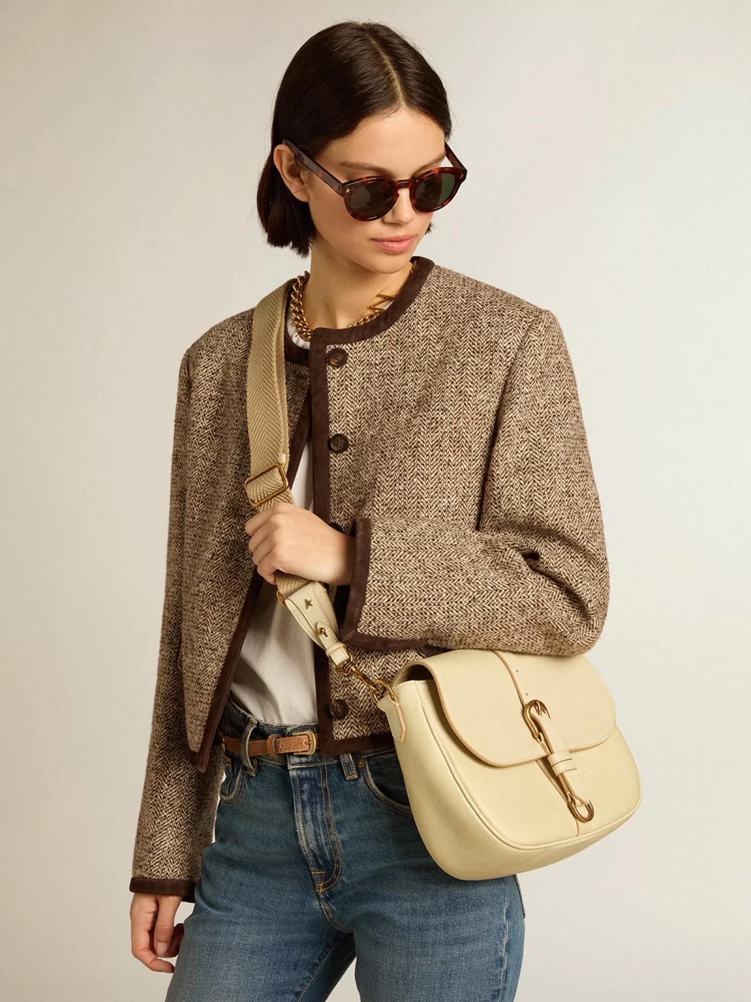 Shop Bolsa Sally média de couro cor porcelana com fivela e alça de ombro em contraste MULHER Bolsas tiracolo