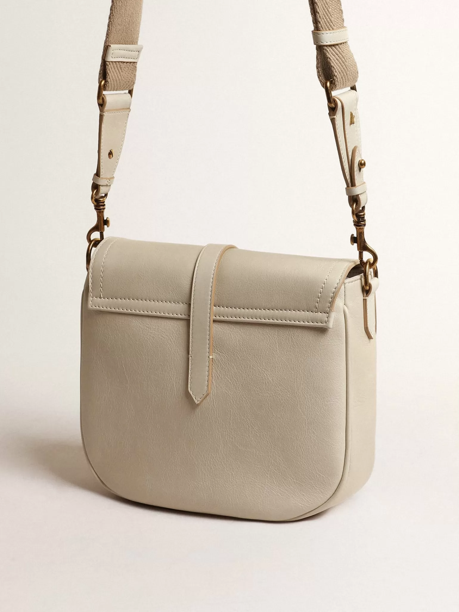 Shop Bolsa Sally média de couro cor porcelana com fivela e alça de ombro em contraste MULHER Bolsas tiracolo