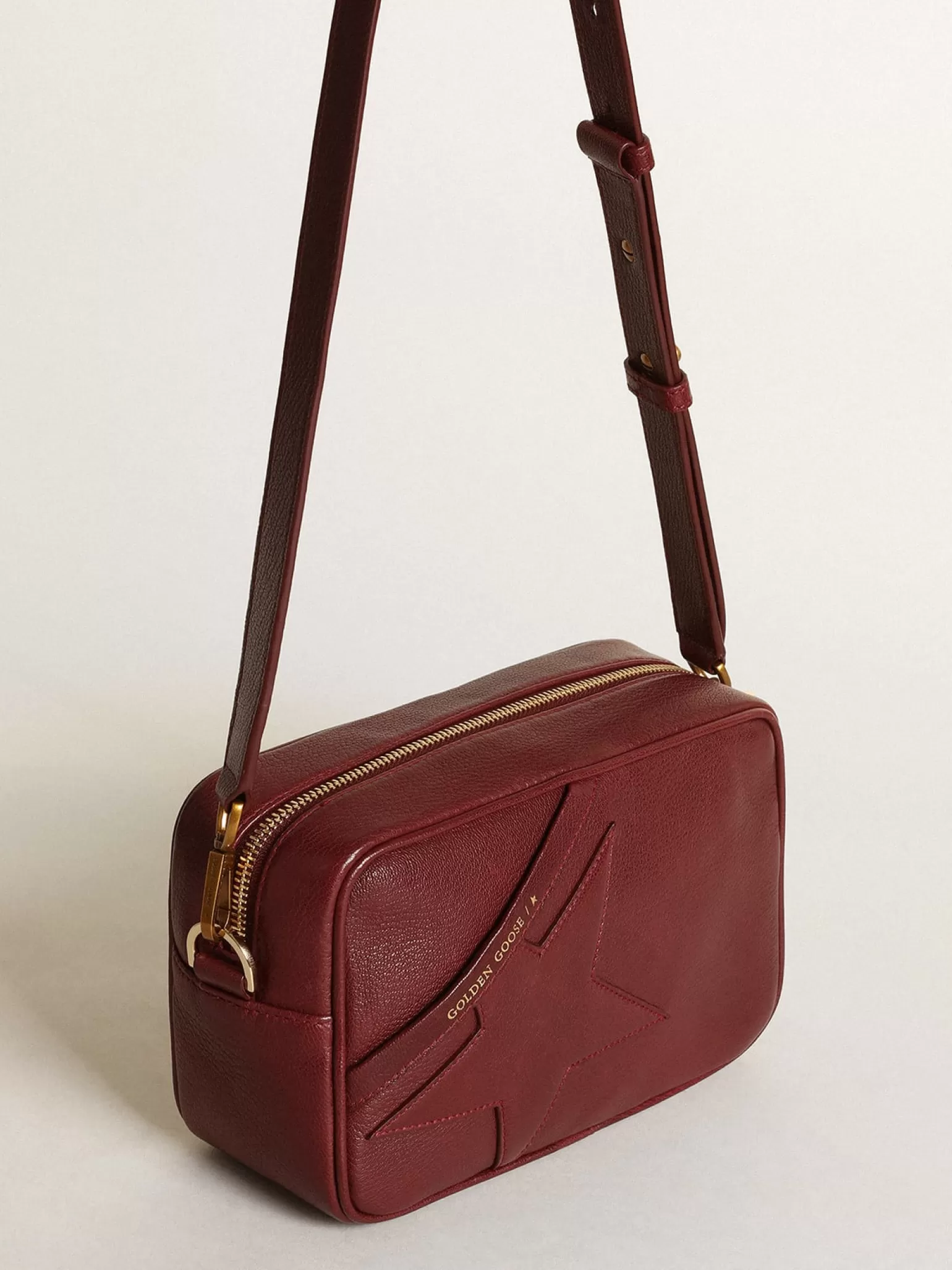 Flash Sale Bolsa Star feminina de couro bordô com estrela tom sobre tom MULHER Bolsas tiracolo
