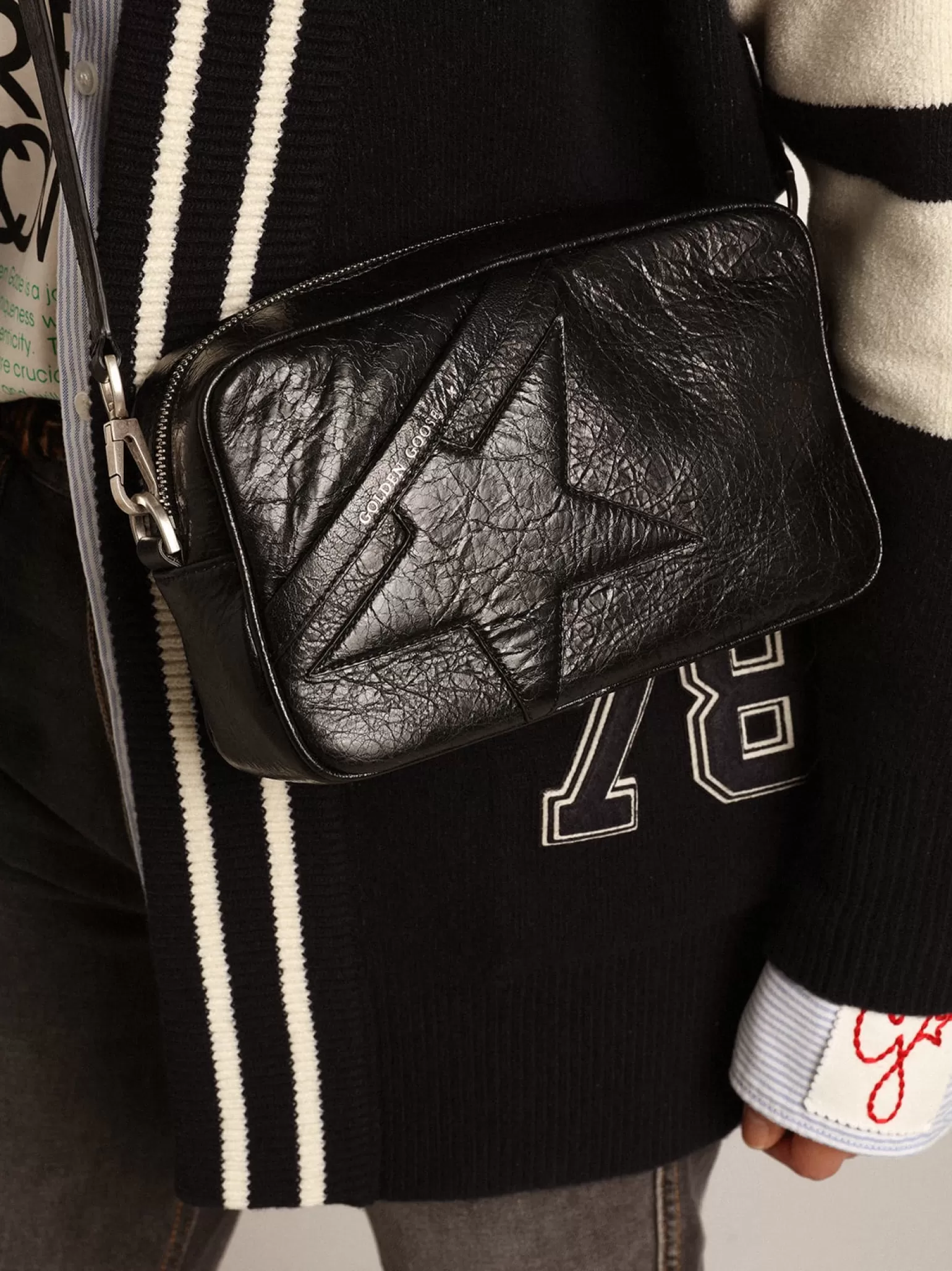 Flash Sale Bolsa Star feminina de couro brilhante preto com estrela tom sobre tom MULHER Bolsas tiracolo