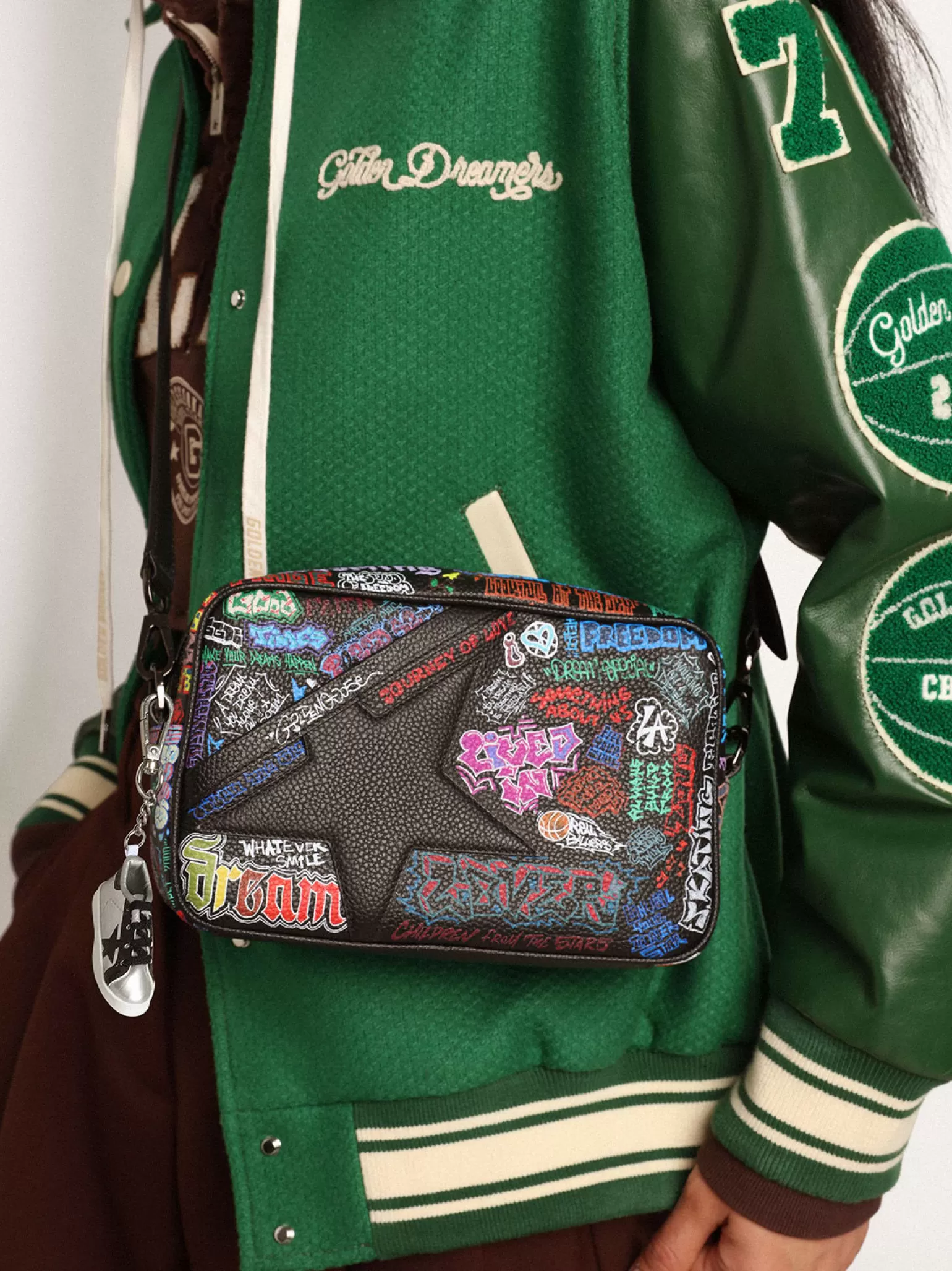 Fashion Bolsa Star feminina de couro martelado preto com estampa multicolorida MULHER Bolsas tiracolo