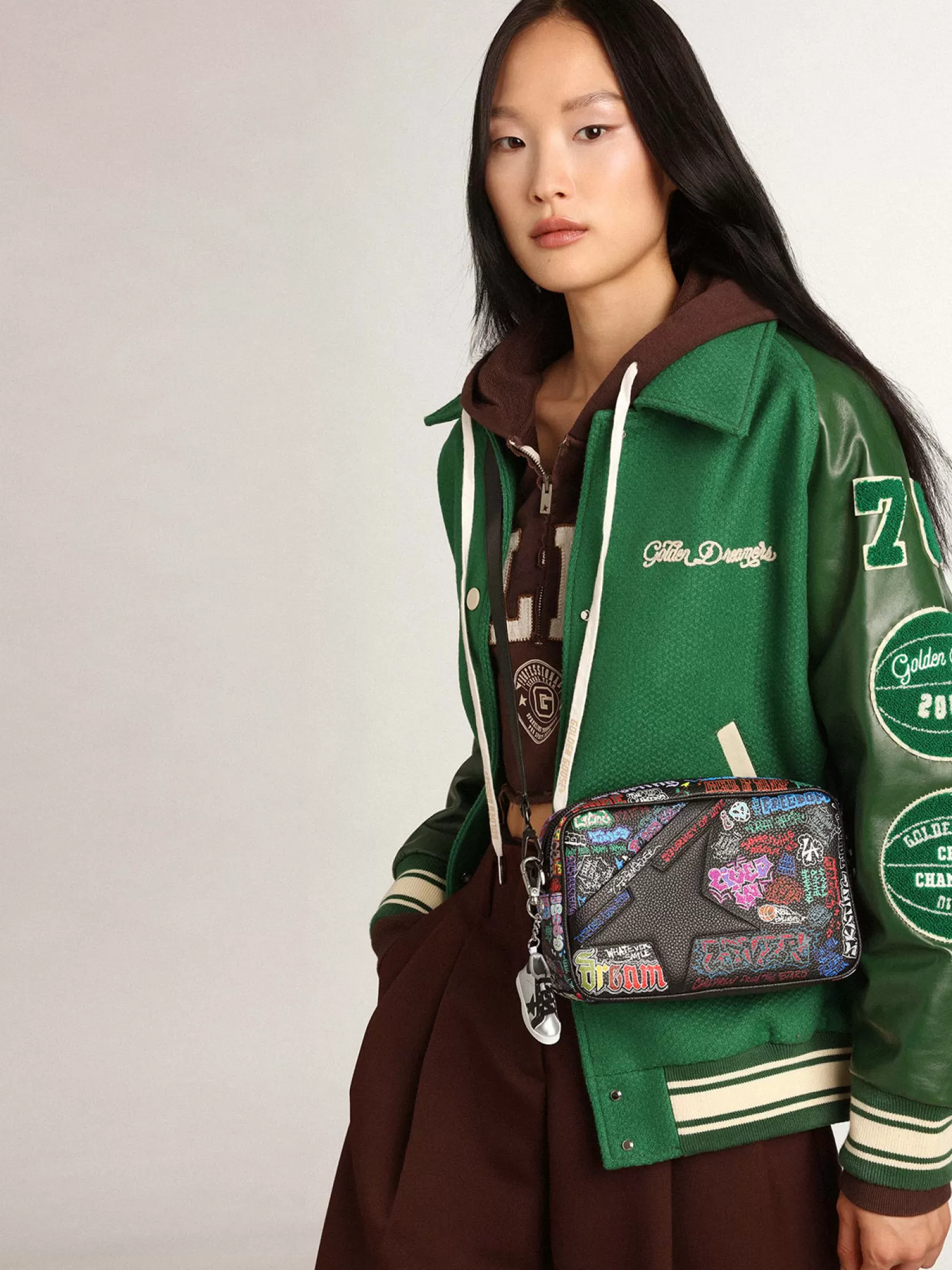 Fashion Bolsa Star feminina de couro martelado preto com estampa multicolorida MULHER Bolsas tiracolo