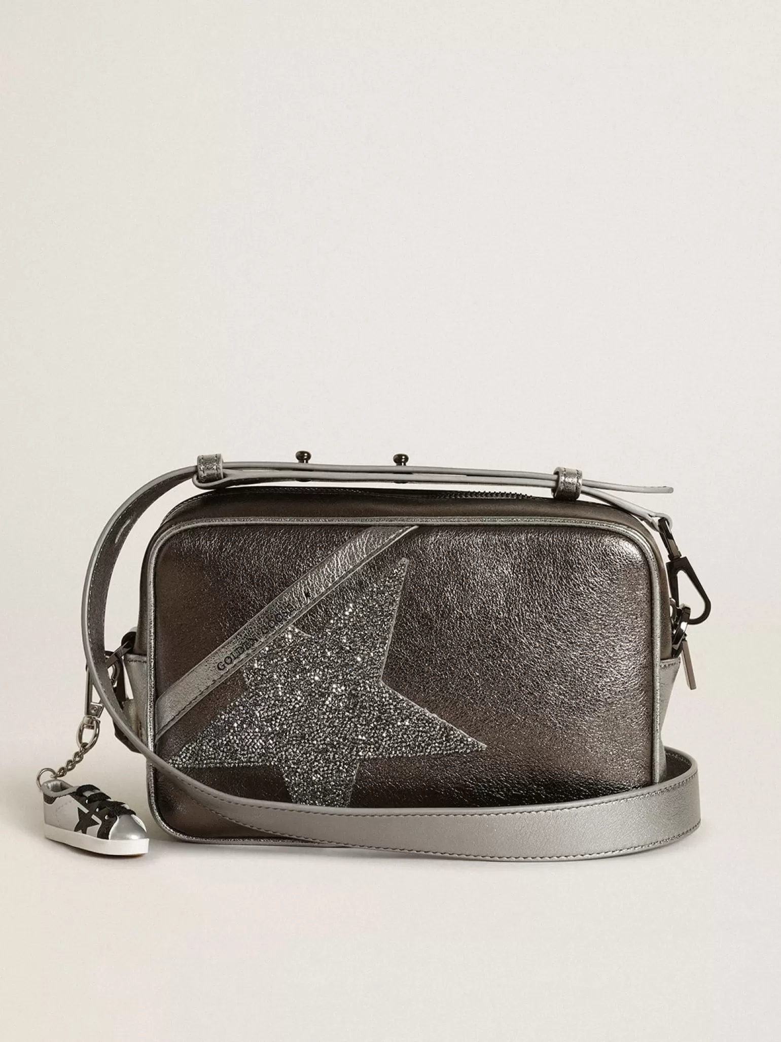 Shop Bolsa Star feminina de couro prateado com estrela de cristais Swarovski MULHER Bolsas tiracolo