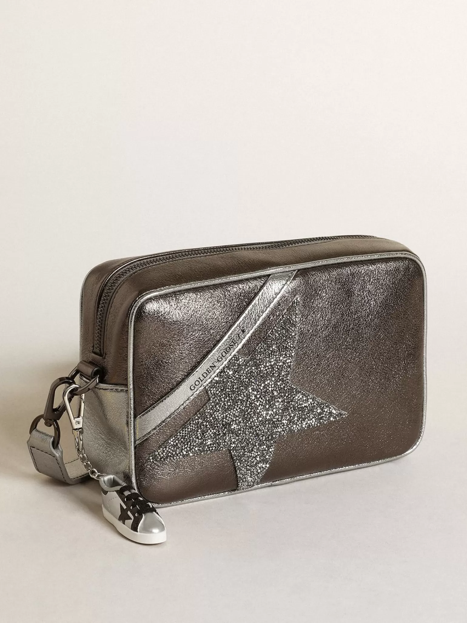 Shop Bolsa Star feminina de couro prateado com estrela de cristais Swarovski MULHER Bolsas tiracolo