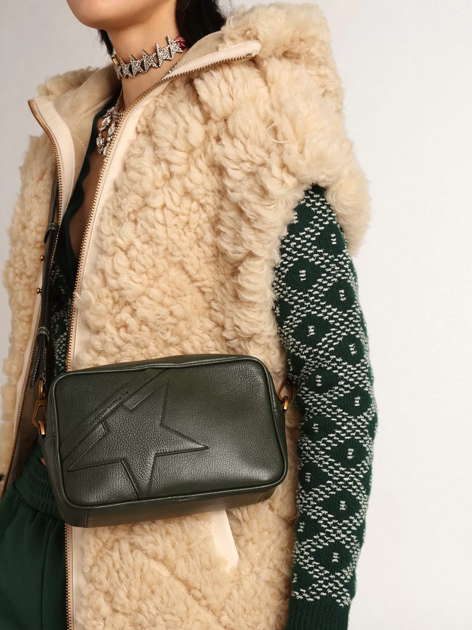 Fashion Bolsa Star feminina de couro verde-escuro com estrela tom sobre tom MULHER Bolsas tiracolo