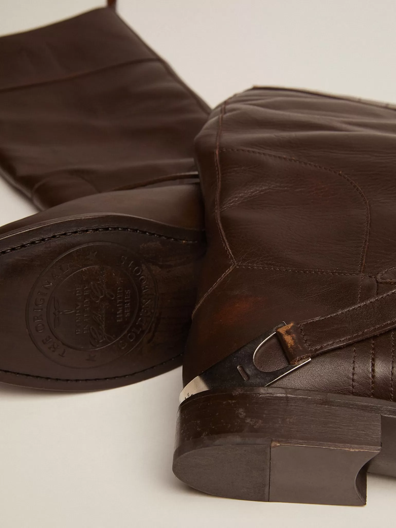 Cheap Bota Charlie feminina de couro marrom escuro e braçadeira no salto MULHER Botas