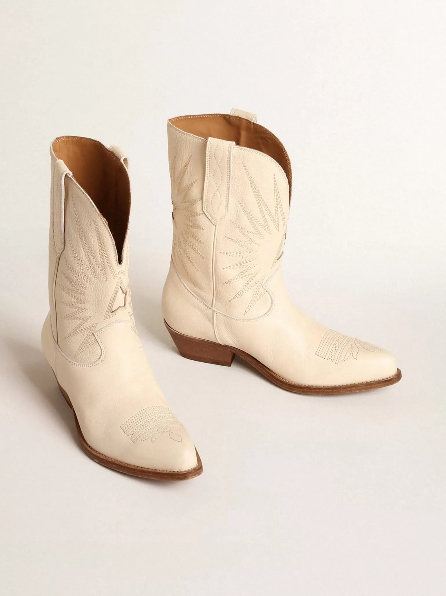 Outlet Botas Wish Star cano baixo de couro na cor creme com estrela embutida MULHER Botas
