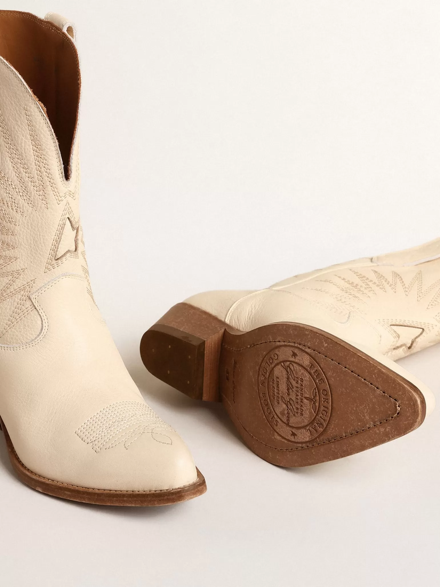 Outlet Botas Wish Star cano baixo de couro na cor creme com estrela embutida MULHER Botas