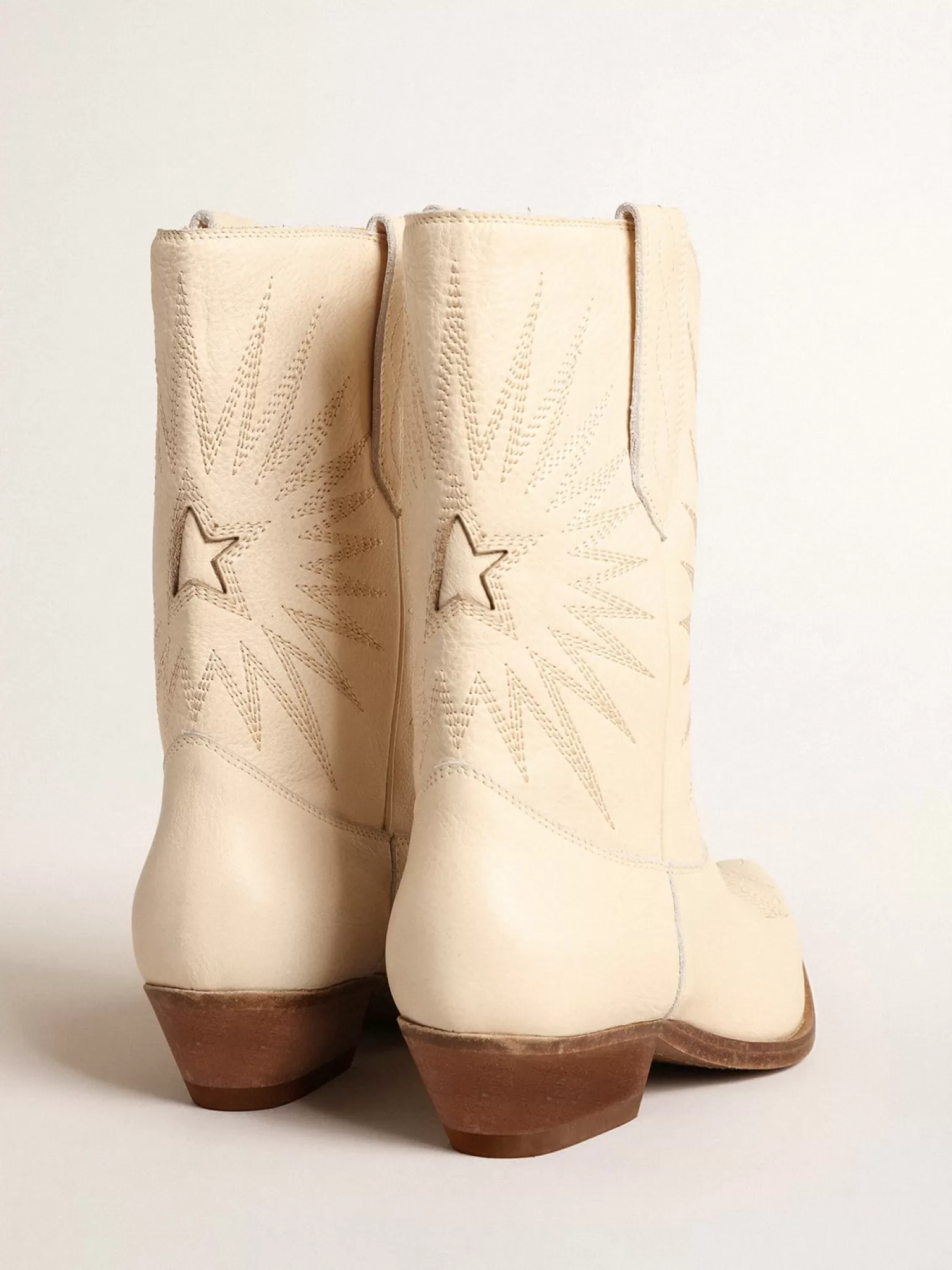 Outlet Botas Wish Star cano baixo de couro na cor creme com estrela embutida MULHER Botas