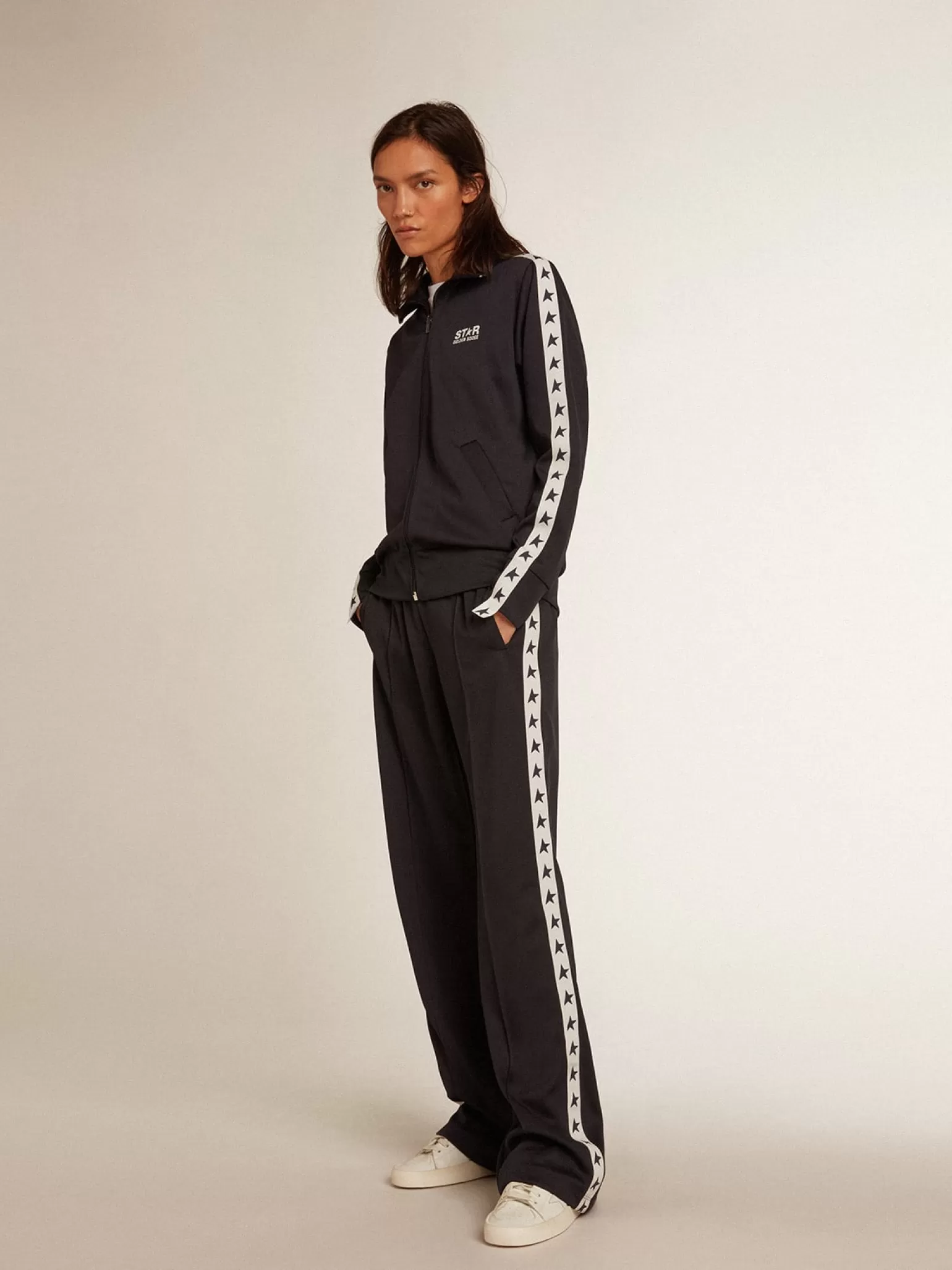 Online Calça de jogging azul-escura, fita branca e estrelas em contraste MULHER Jeans e calças