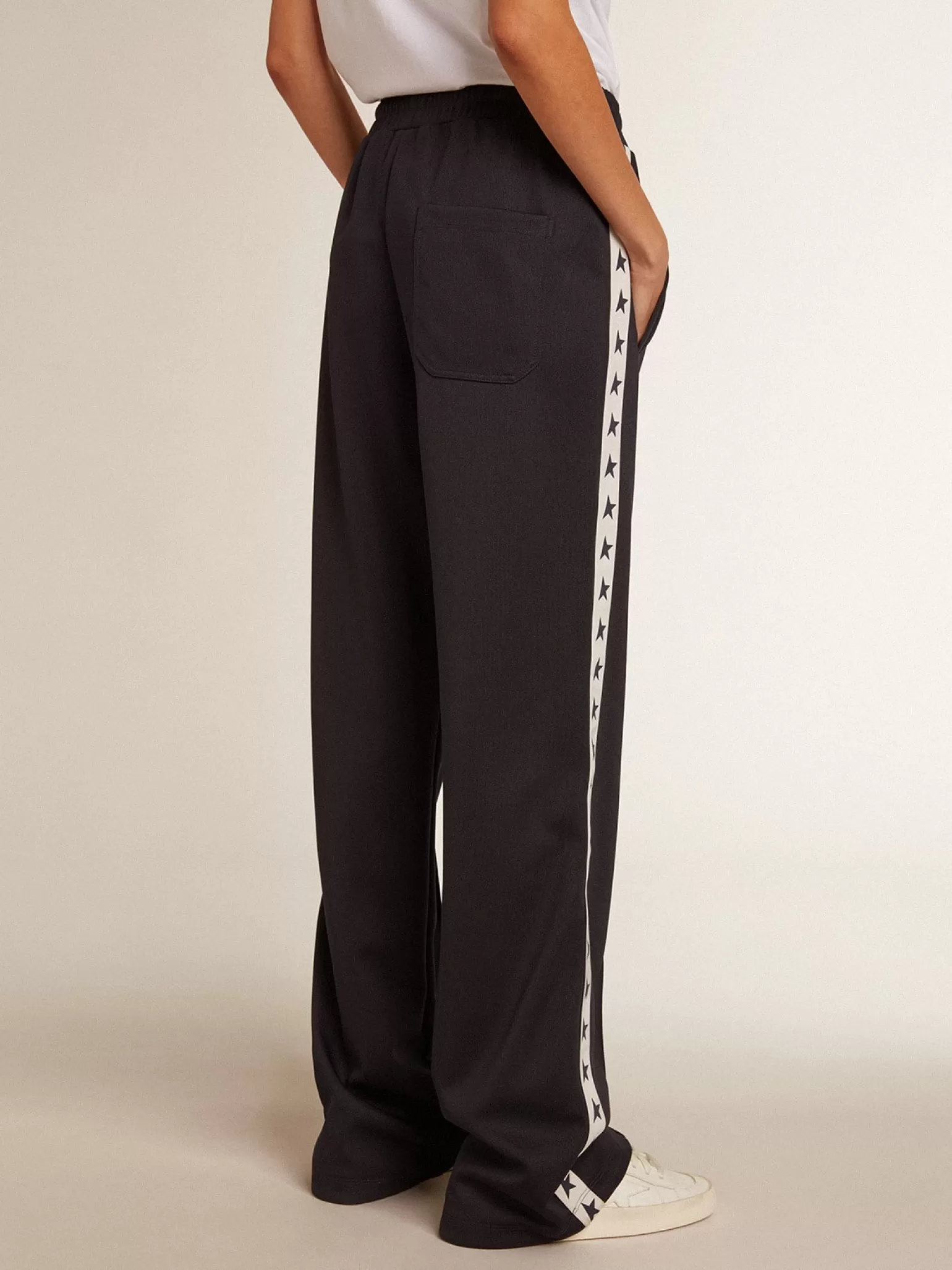 Online Calça de jogging azul-escura, fita branca e estrelas em contraste MULHER Jeans e calças