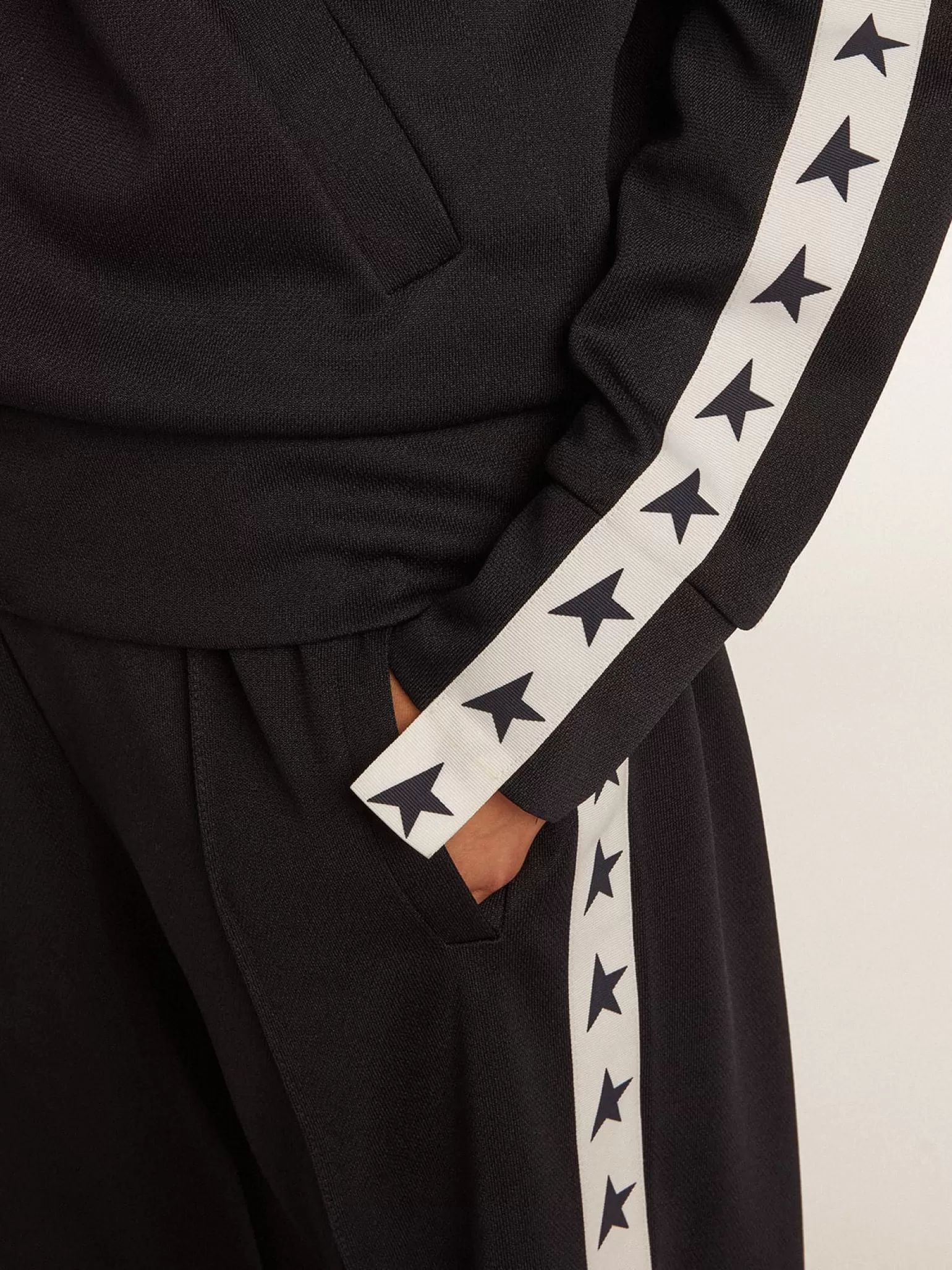 Online Calça de jogging azul-escura, fita branca e estrelas em contraste MULHER Jeans e calças