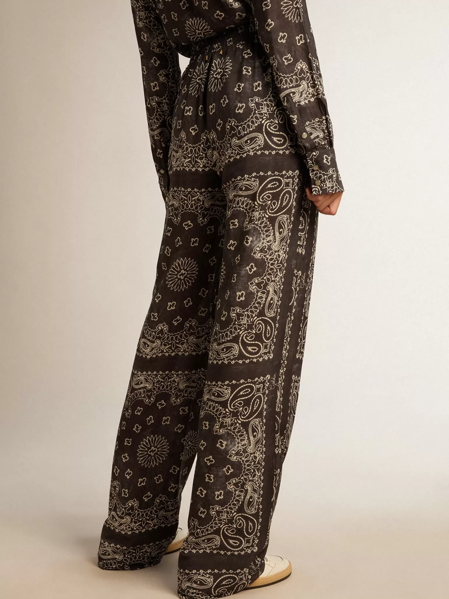 Shop Calça de jogging na cor antracite com estampa caxemira MULHER Jeans e calças
