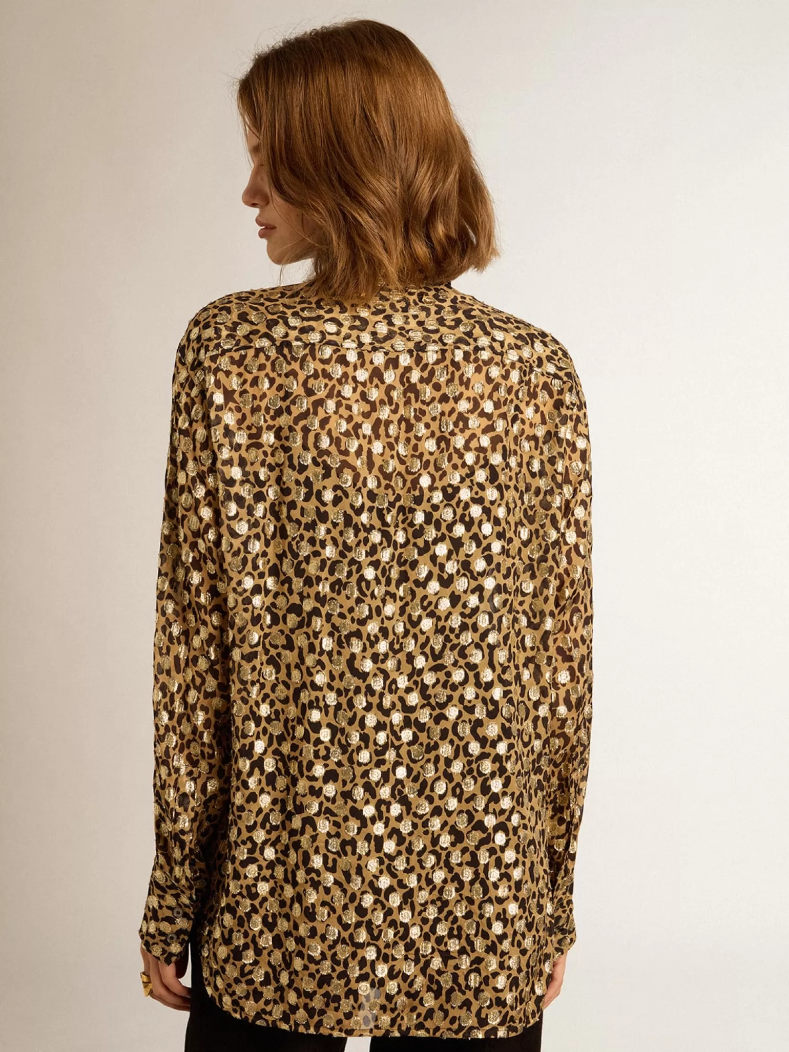 Outlet Camisa boyfriend feminina com estampa animal print e fio coupé dourado MULHER Camisas