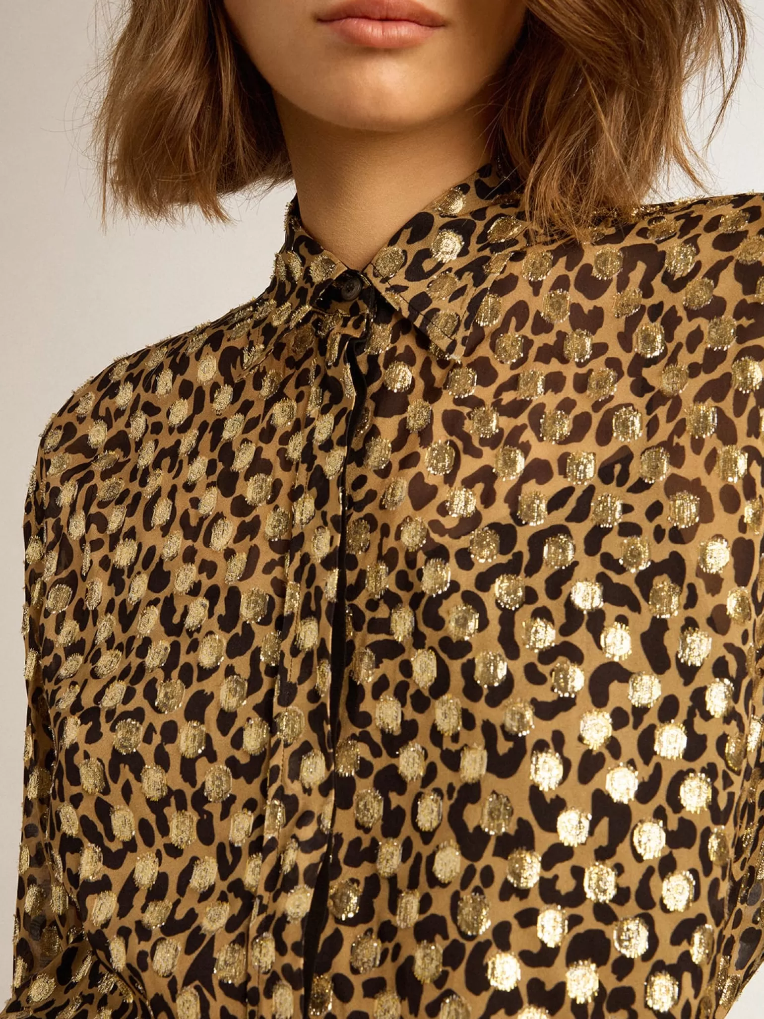 Outlet Camisa boyfriend feminina com estampa animal print e fio coupé dourado MULHER Camisas