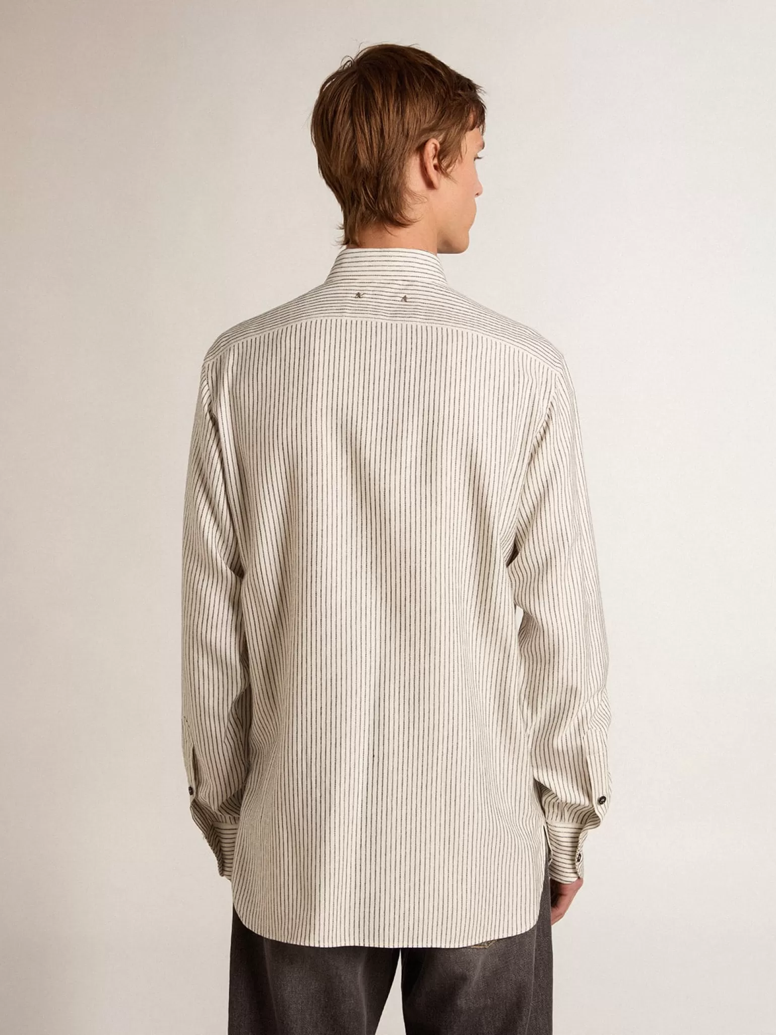 Clearance Camisa branca masculina de viscose com estampa de listras finas pretas Camisas