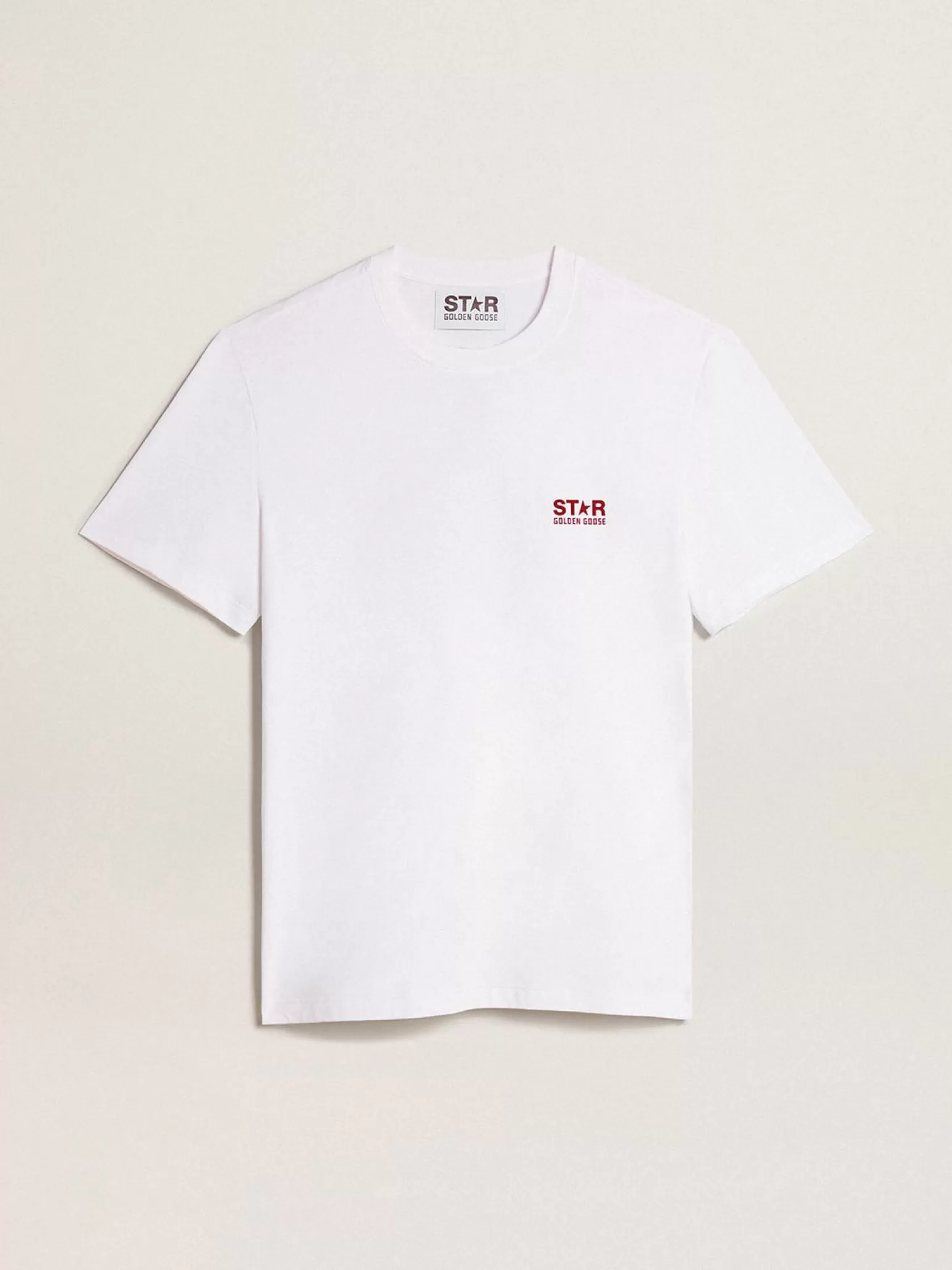 Online Camiseta branca masculina com logo e estrela bordô em contraste Camisetas