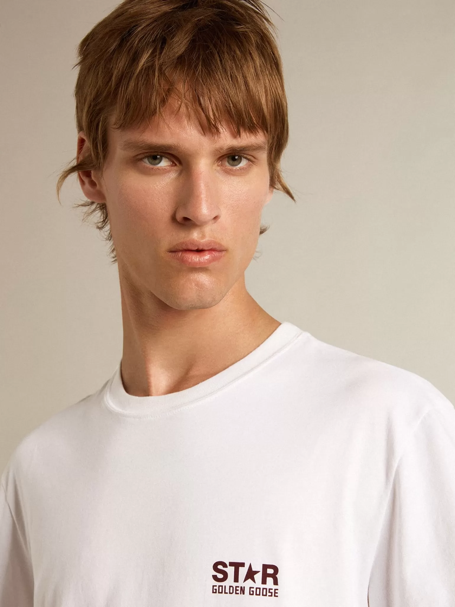 Online Camiseta branca masculina com logo e estrela bordô em contraste Camisetas