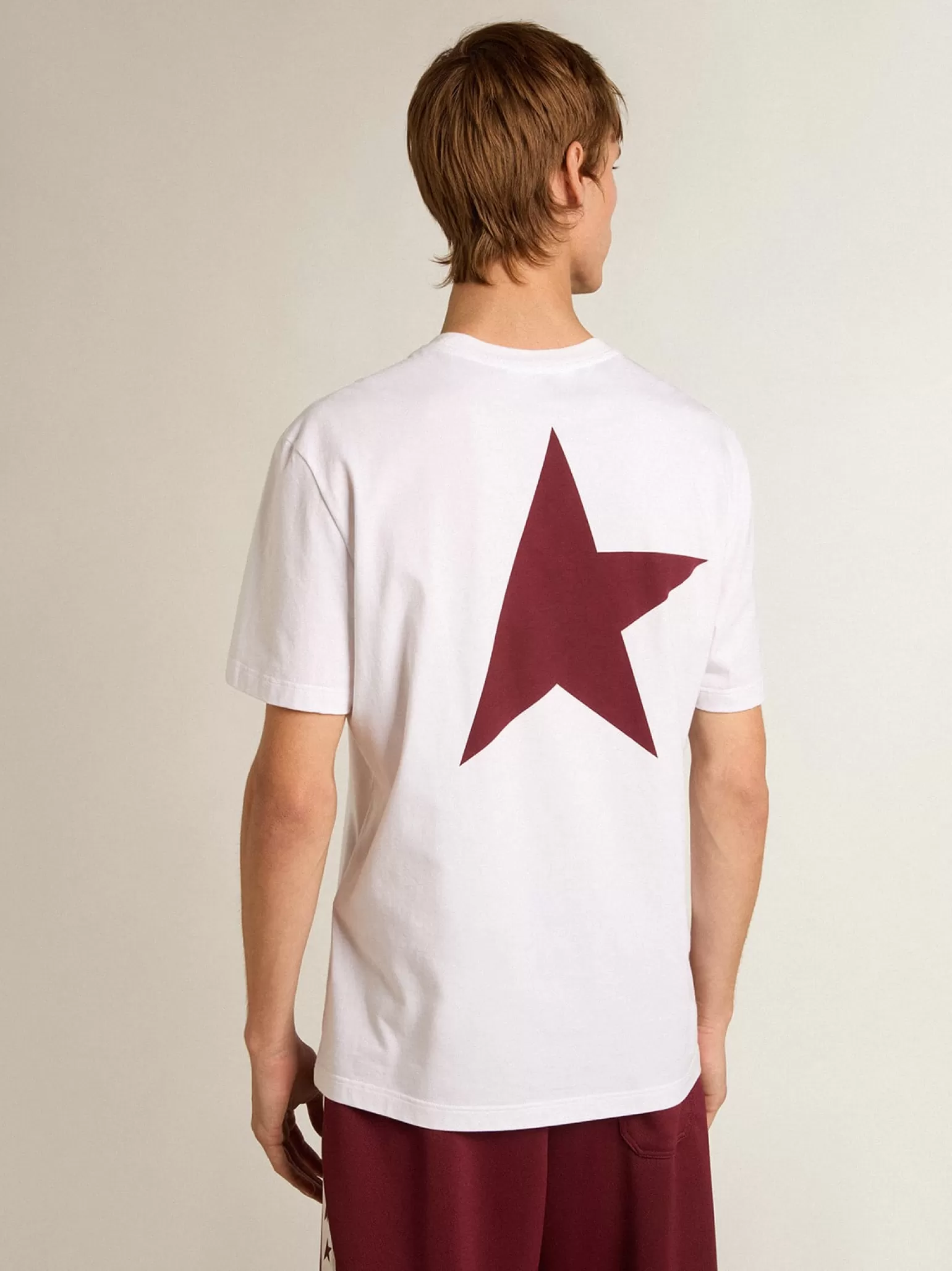 Online Camiseta branca masculina com logo e estrela bordô em contraste Camisetas