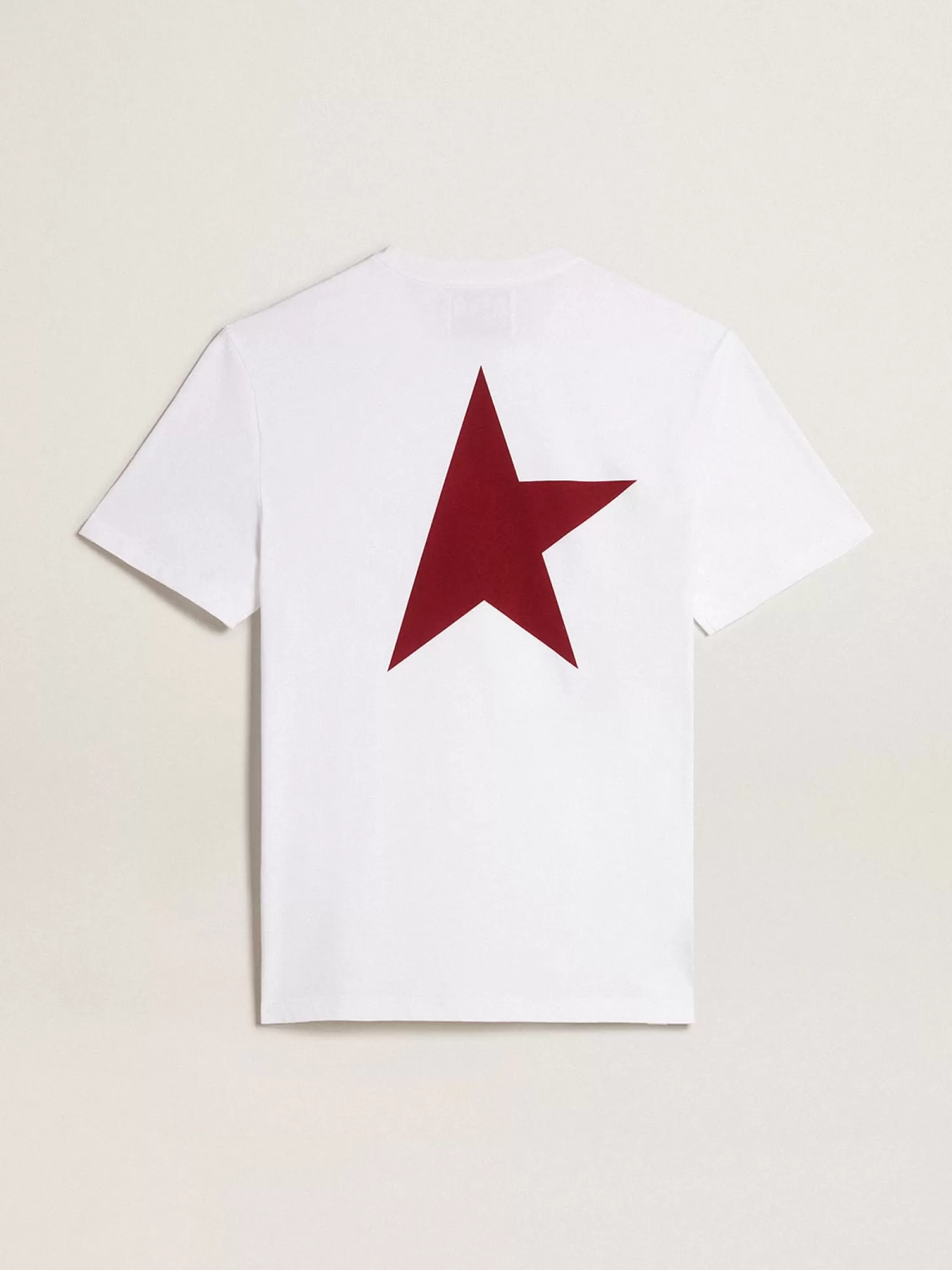 Online Camiseta branca masculina com logo e estrela bordô em contraste Camisetas