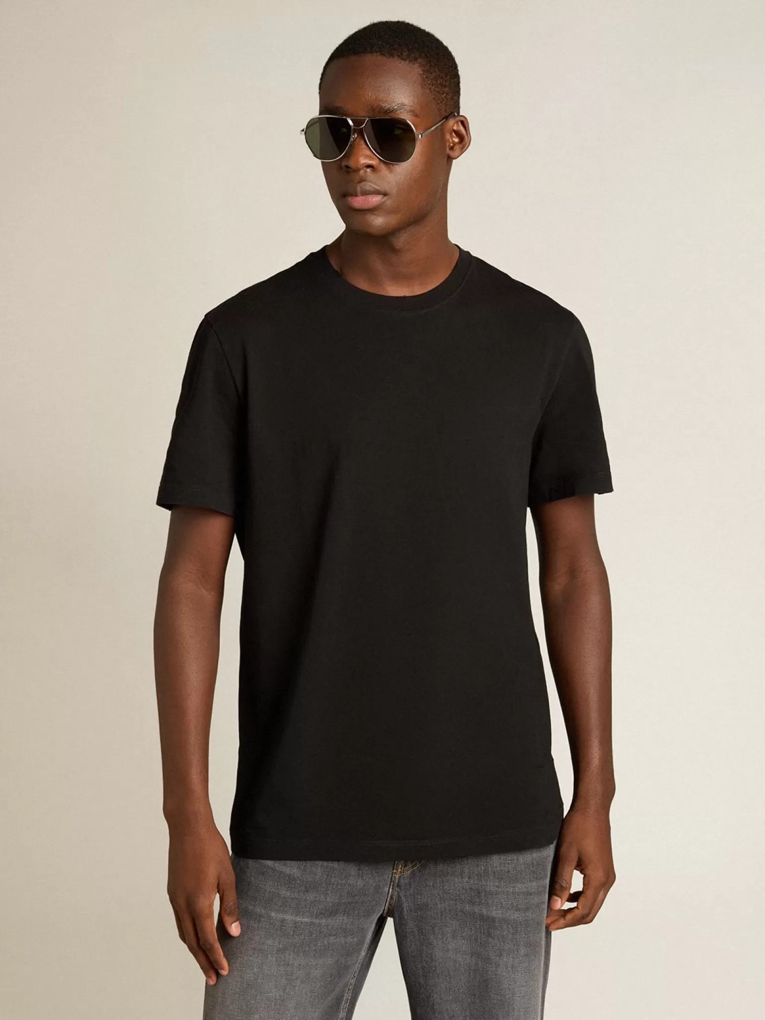 Store Camiseta Coleção Golden preto vintage com tratamento desgastado Camisetas