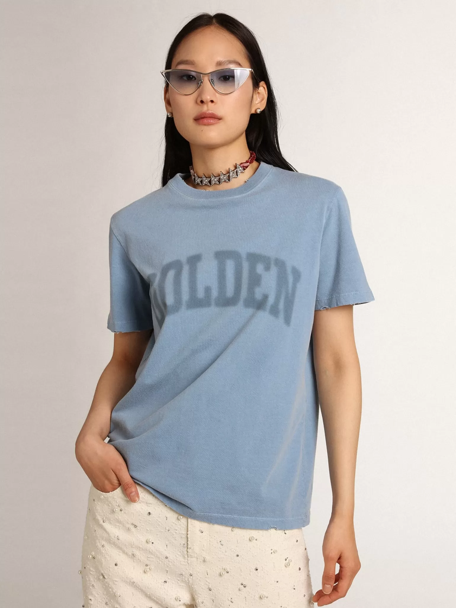 Online Camiseta feminina azul-porto com inscrição Golden tom sobre tom MULHER Camisetas
