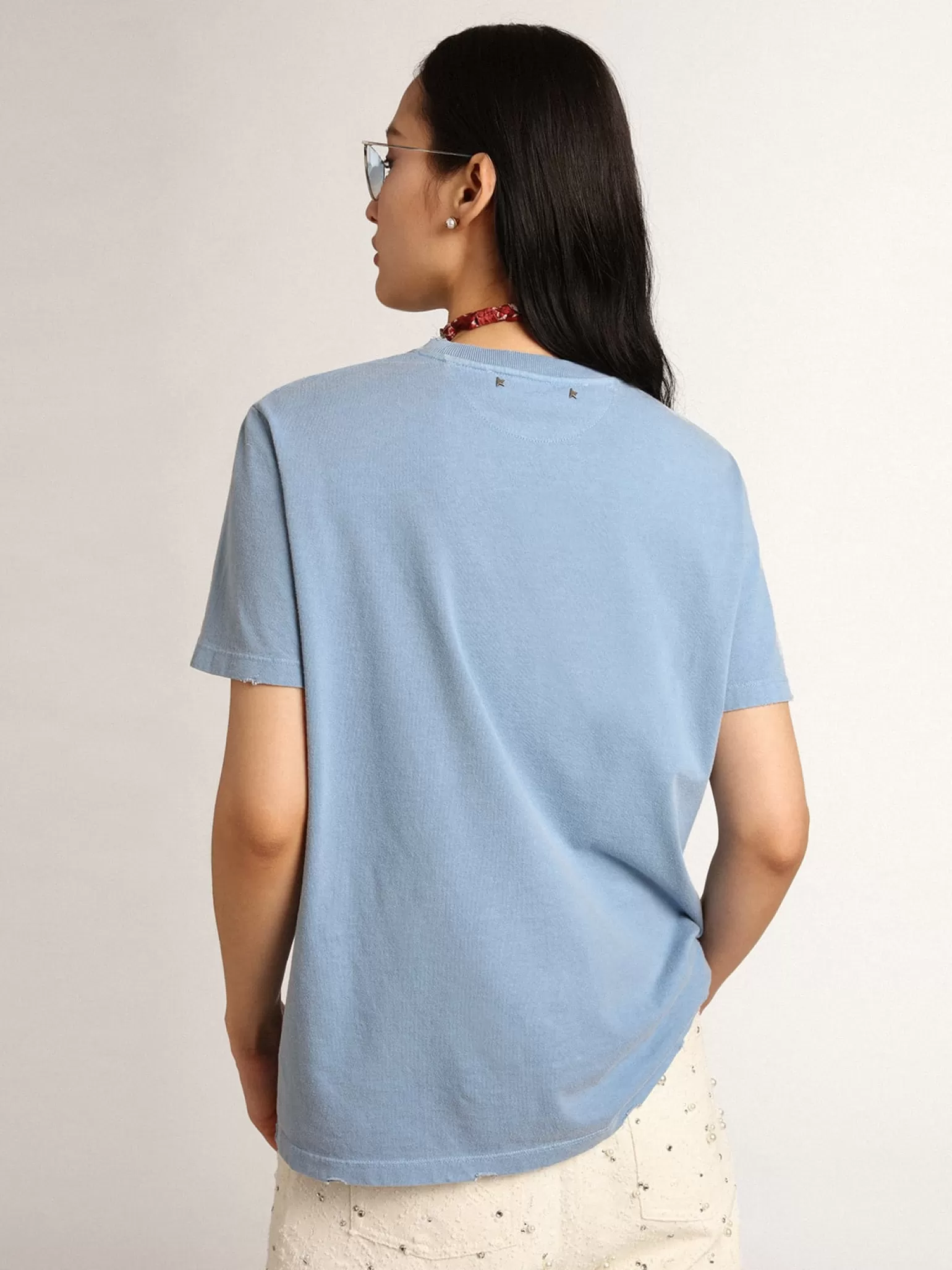 Online Camiseta feminina azul-porto com inscrição Golden tom sobre tom MULHER Camisetas
