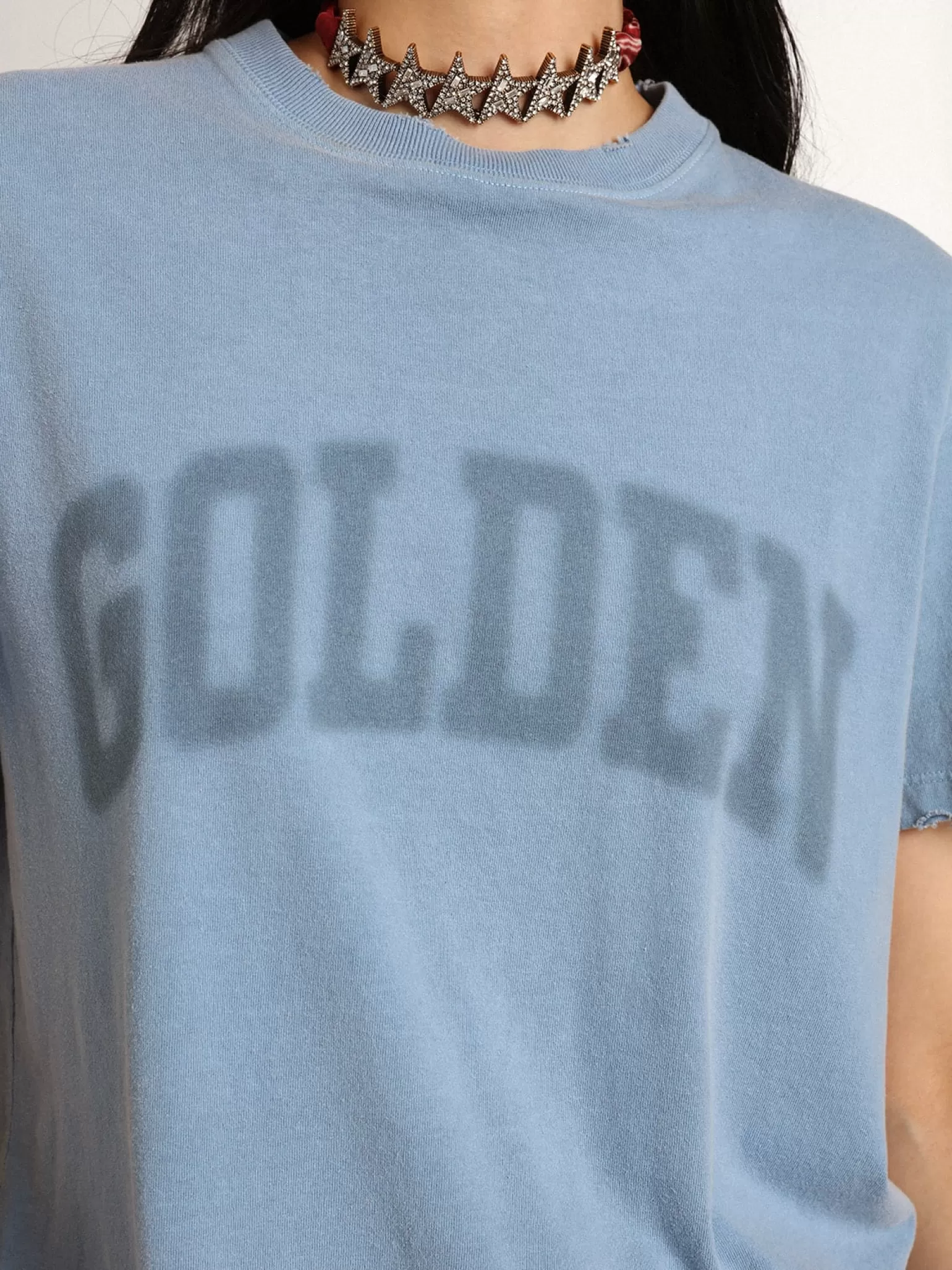 Online Camiseta feminina azul-porto com inscrição Golden tom sobre tom MULHER Camisetas