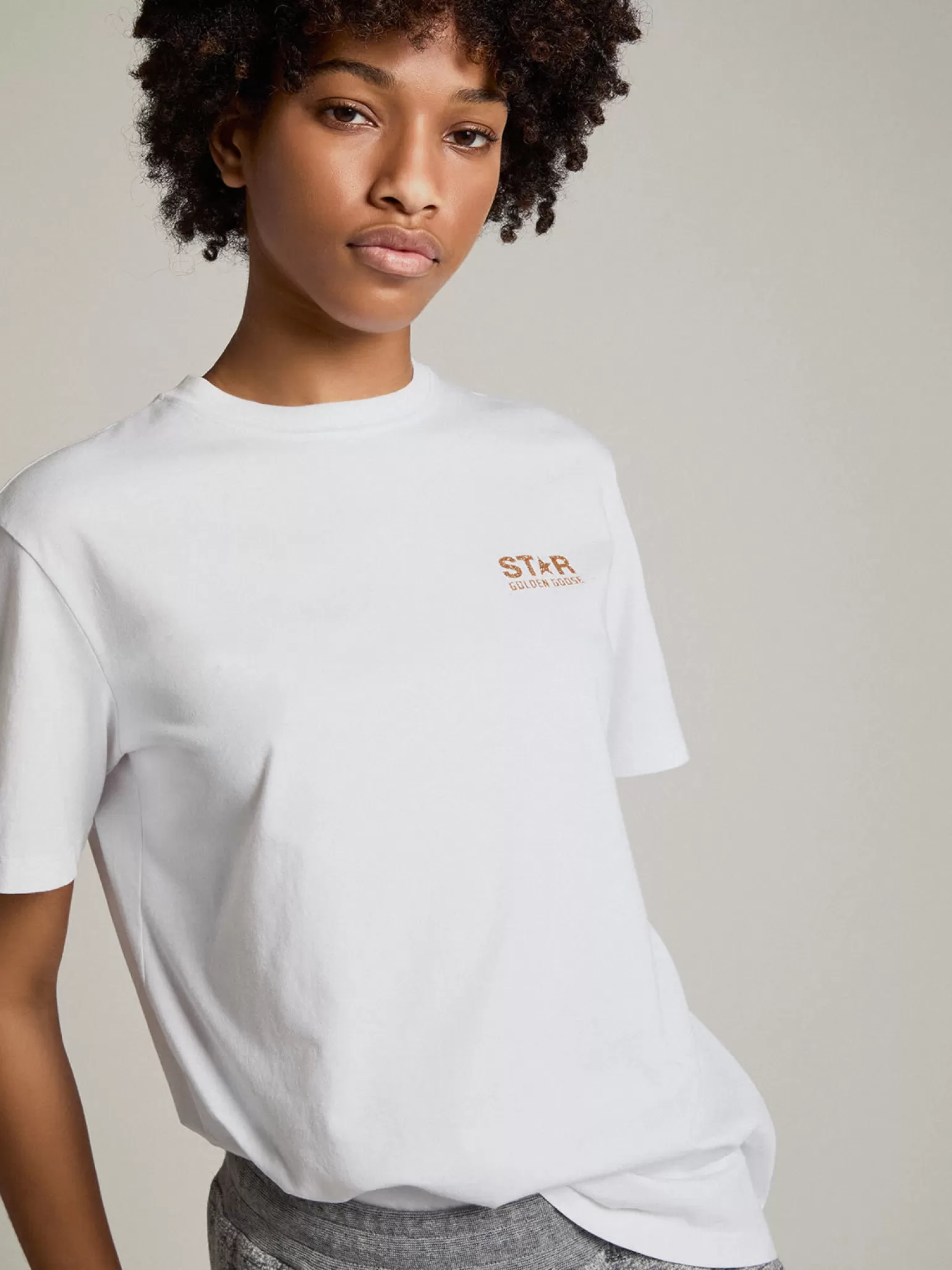 Flash Sale Camiseta feminina branca com logo e estrela de glitter dourado MULHER Camisetas
