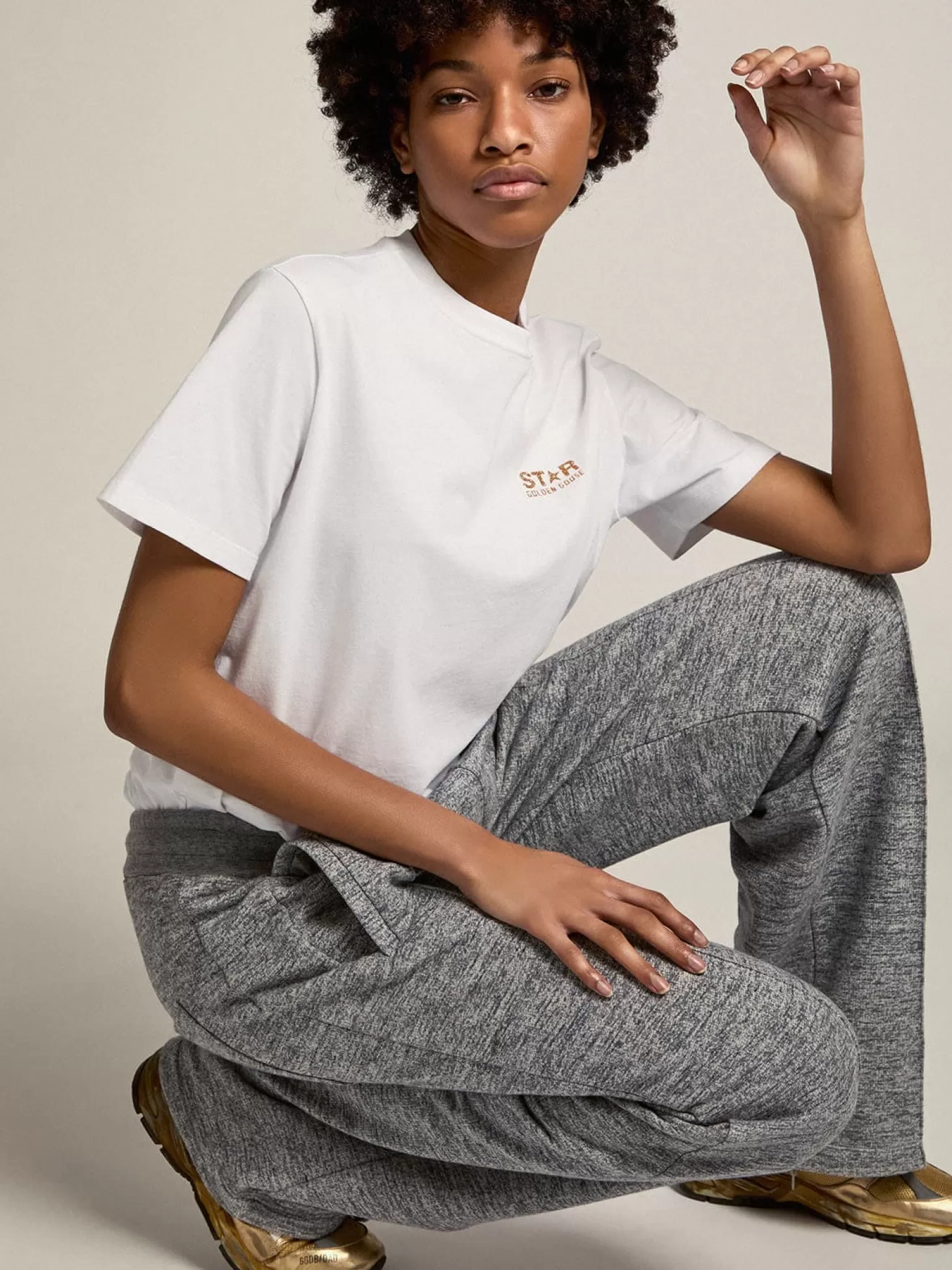 Flash Sale Camiseta feminina branca com logo e estrela de glitter dourado MULHER Camisetas