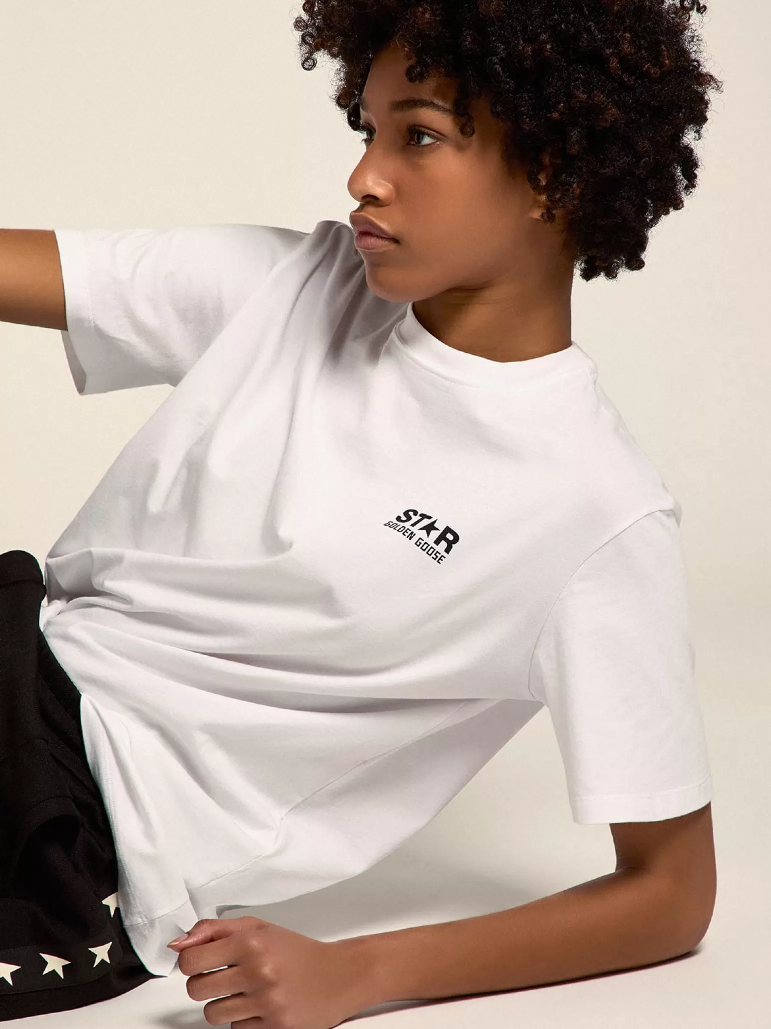 Best Sale Camiseta feminina branca com logo e estrela pretos em contraste MULHER Beachwear | Camisetas