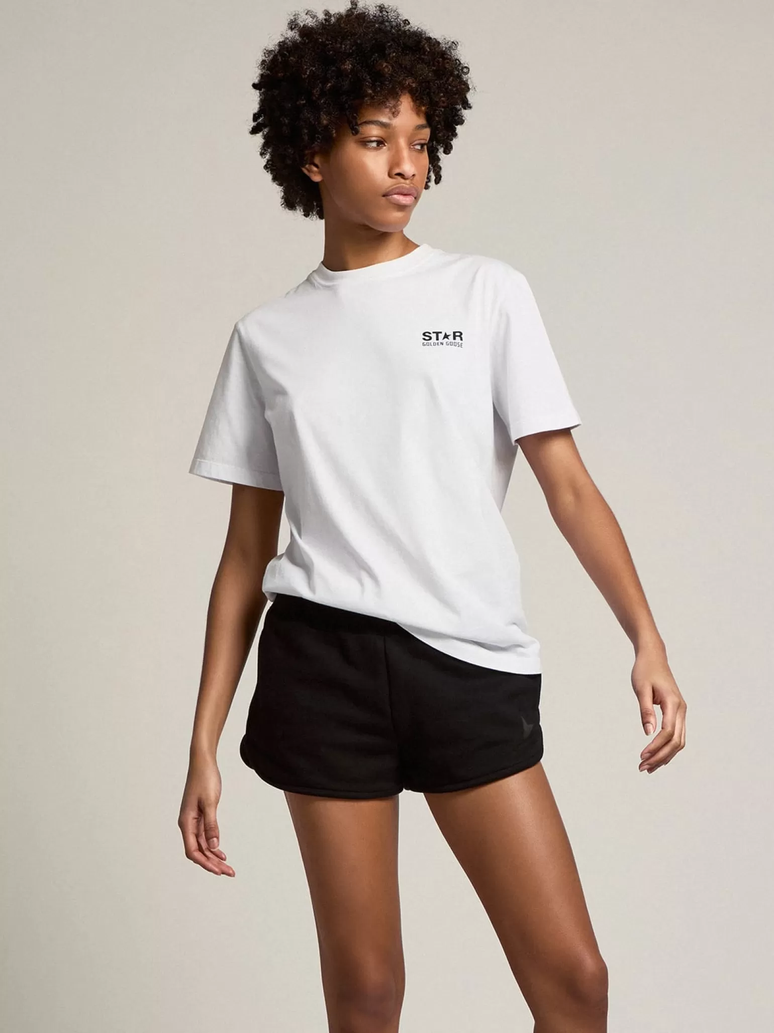 Best Sale Camiseta feminina branca com logo e estrela pretos em contraste MULHER Beachwear | Camisetas