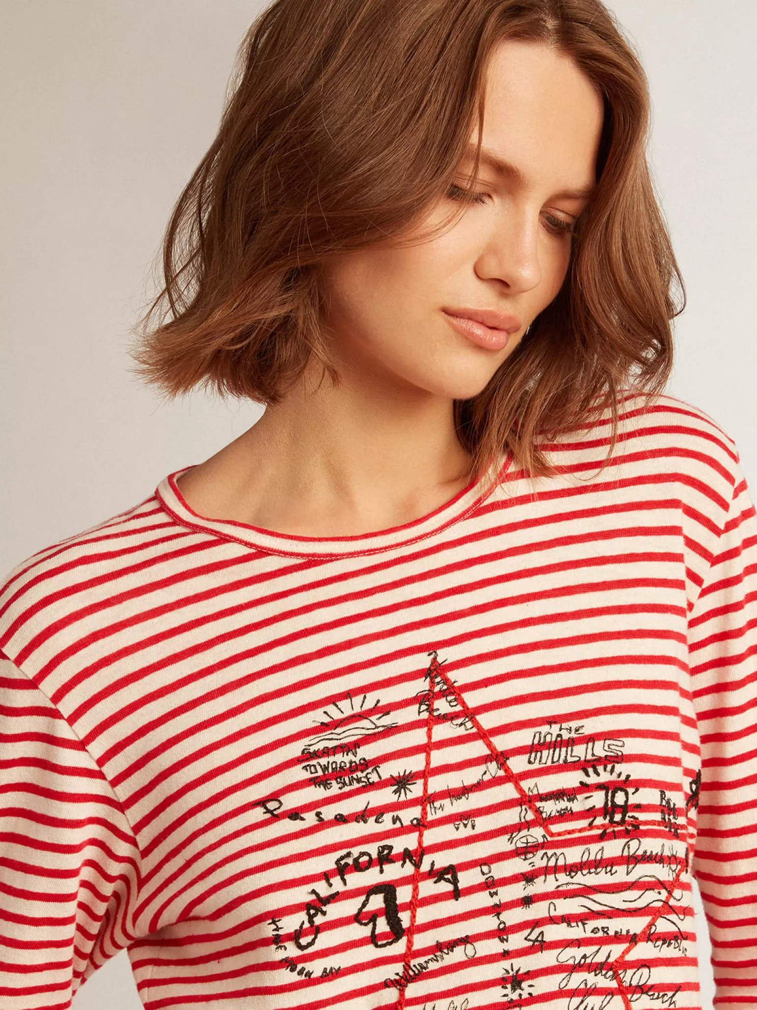 Store Camiseta feminina com listras brancas e vermelhas e bordado na frente MULHER Camisetas