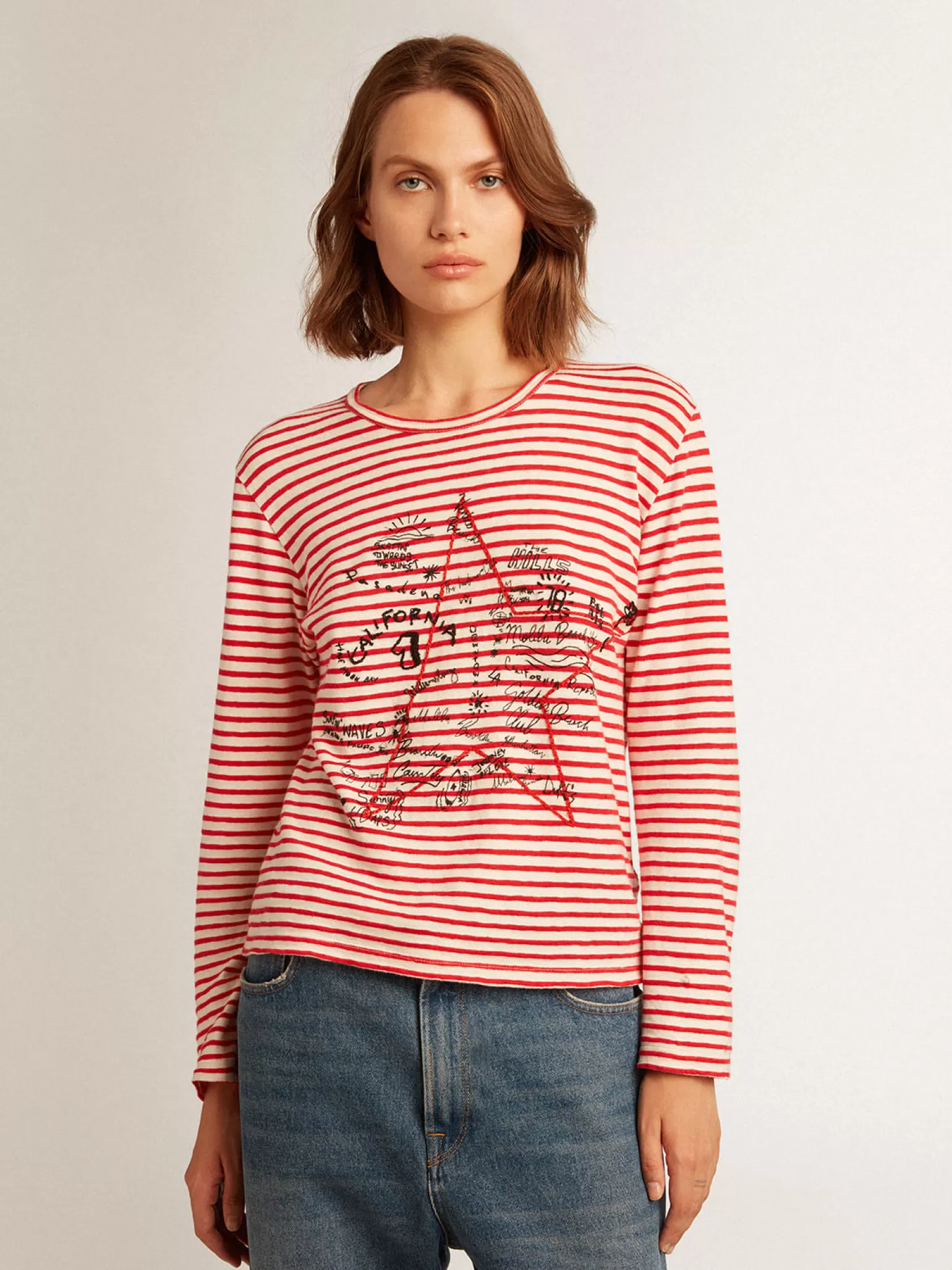 Store Camiseta feminina com listras brancas e vermelhas e bordado na frente MULHER Camisetas