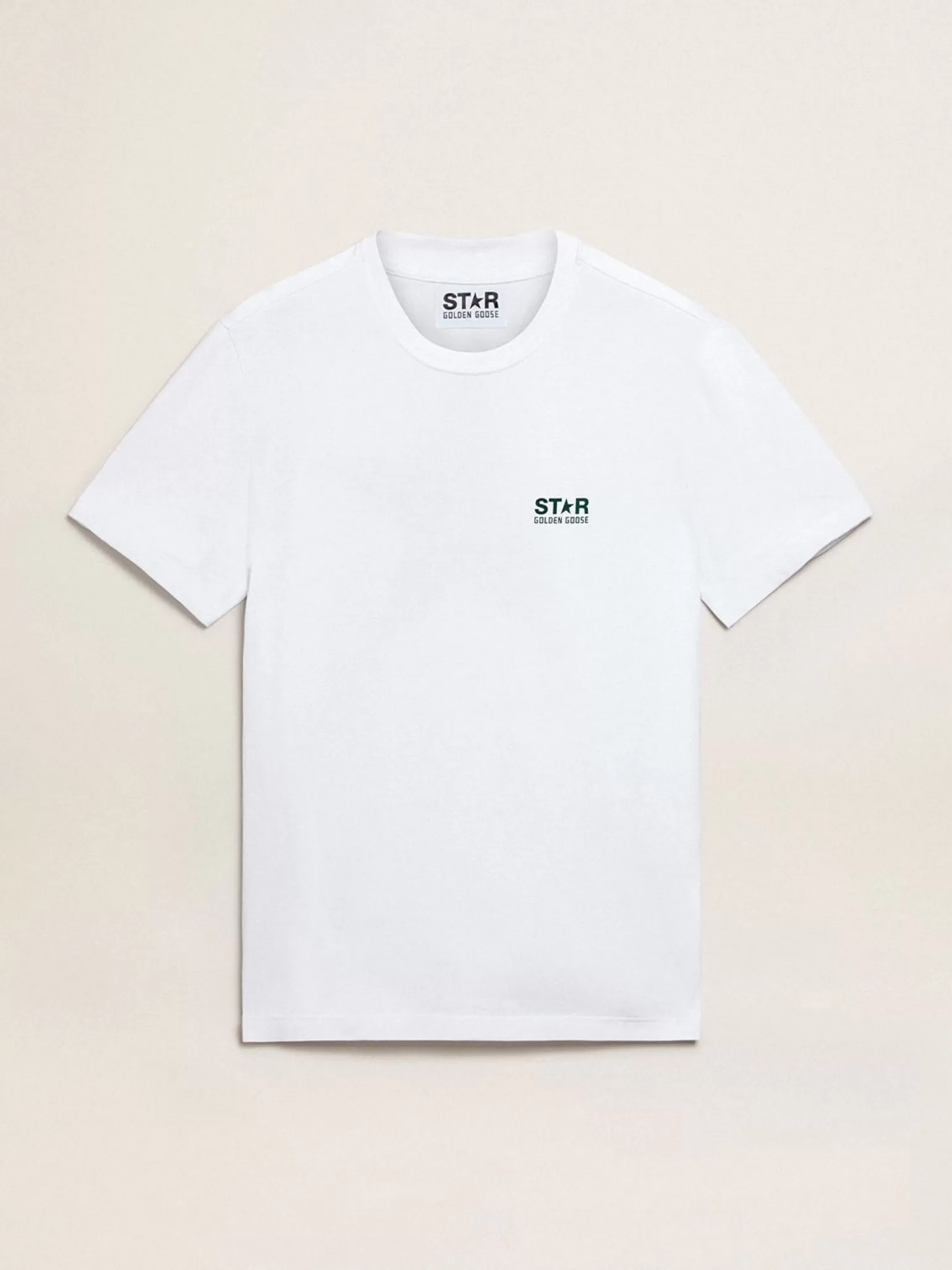 Store Camiseta masculina branca com logo e estrela verdes em contraste Camisetas