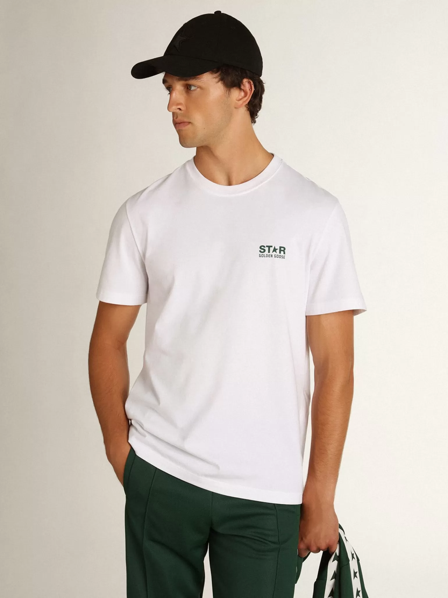 Store Camiseta masculina branca com logo e estrela verdes em contraste Camisetas