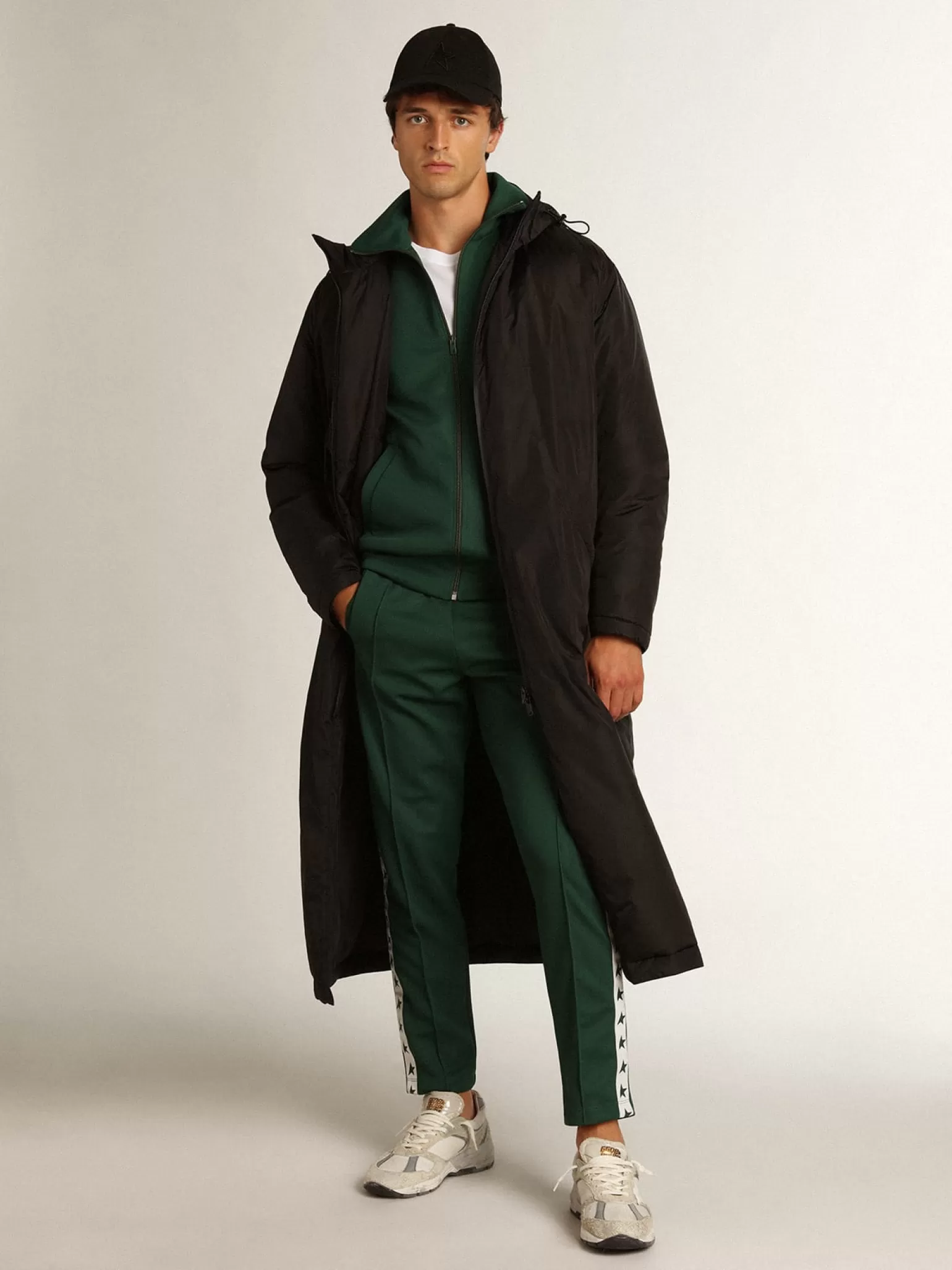 Store Camiseta masculina branca com logo e estrela verdes em contraste Camisetas