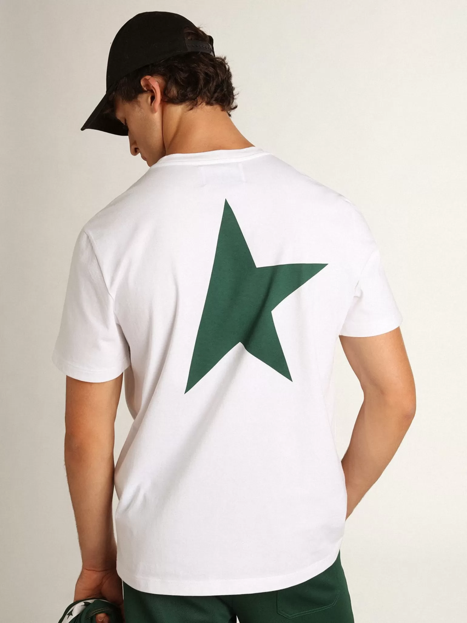 Store Camiseta masculina branca com logo e estrela verdes em contraste Camisetas