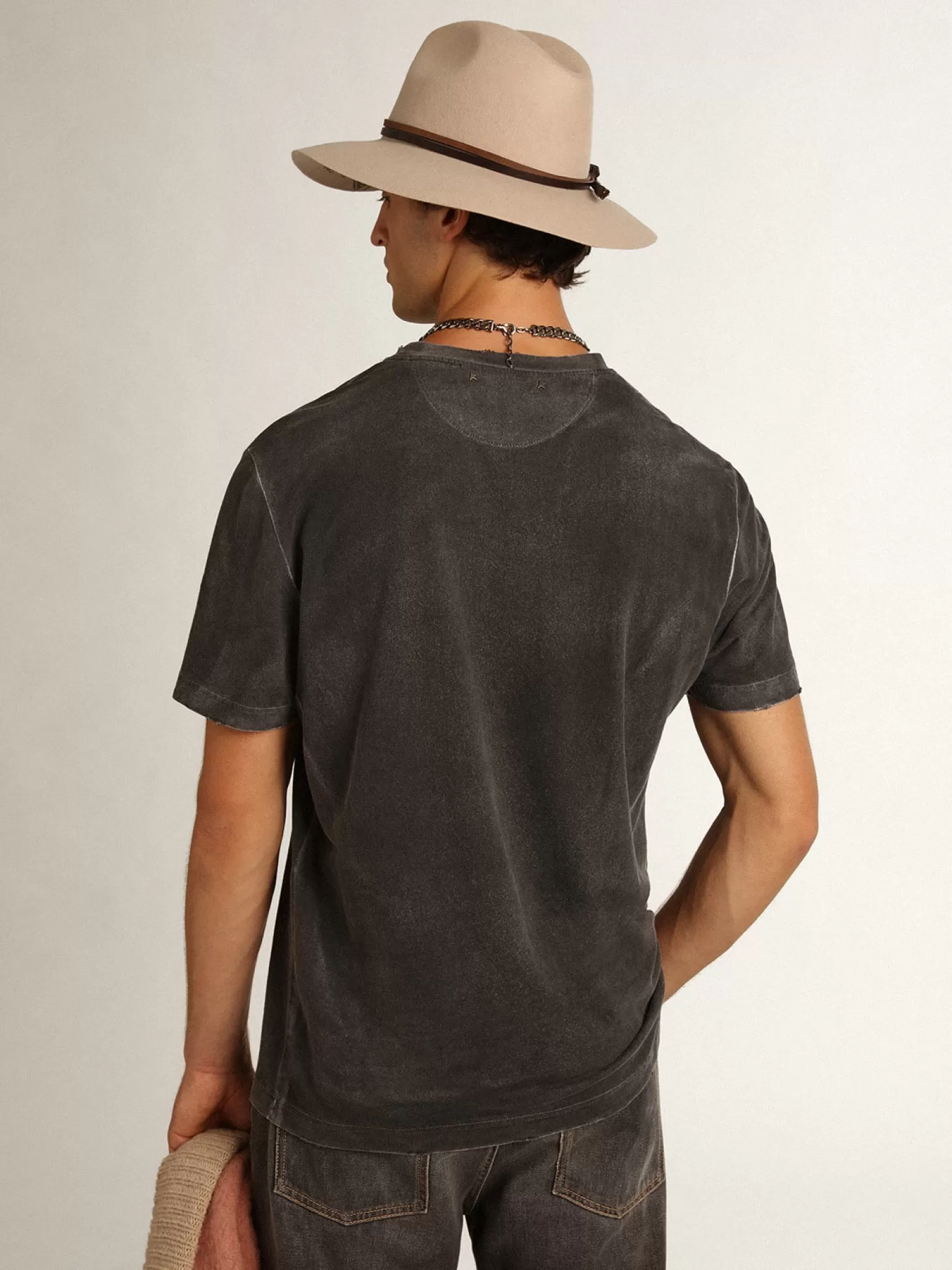 Discount Camiseta masculina cinza com efeito envelhecido com estampa na frente Camisetas