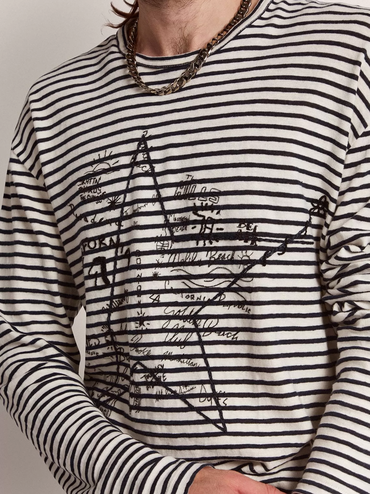 Sale Camiseta masculina com listras brancas e azuis e bordado na frente Camisetas