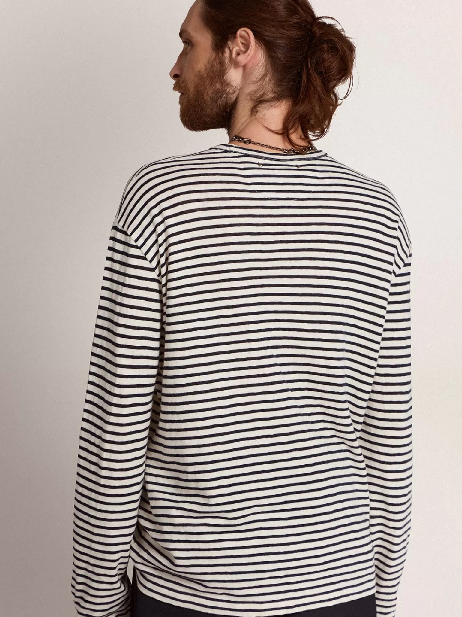 Sale Camiseta masculina com listras brancas e azuis e bordado na frente Camisetas