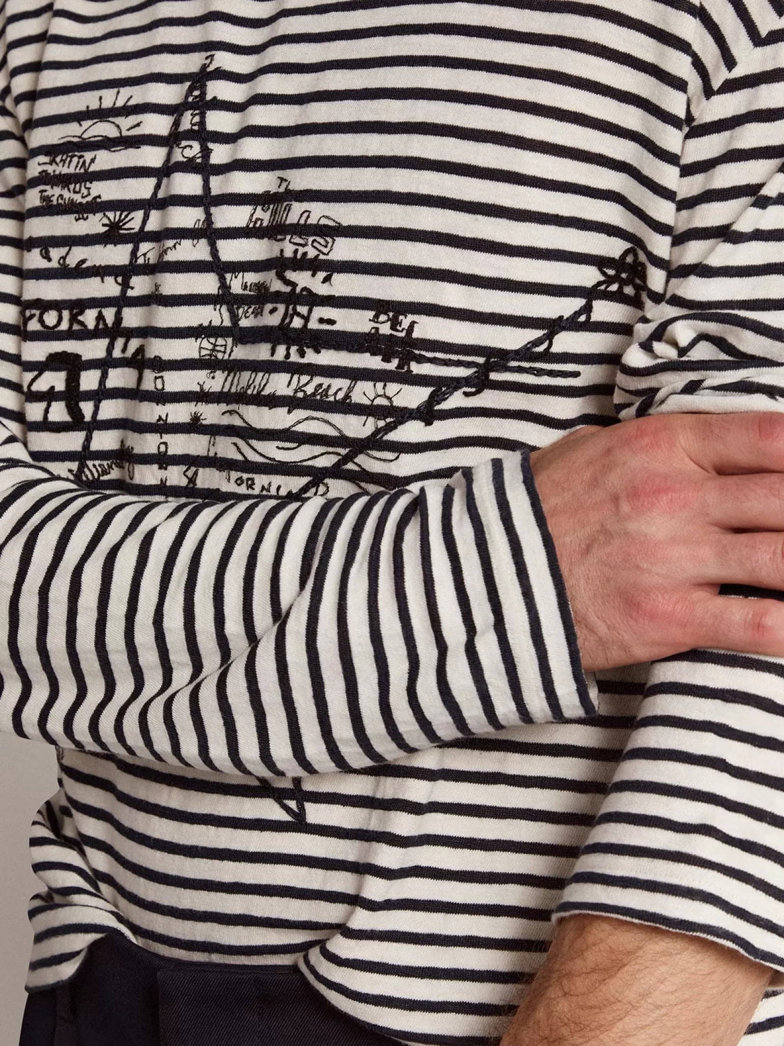 Sale Camiseta masculina com listras brancas e azuis e bordado na frente Camisetas