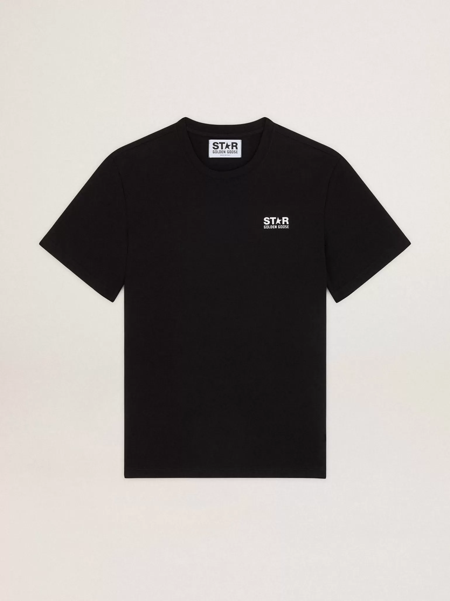 Shop Camiseta masculina preta com logo e estrela brancos em contraste Camisetas